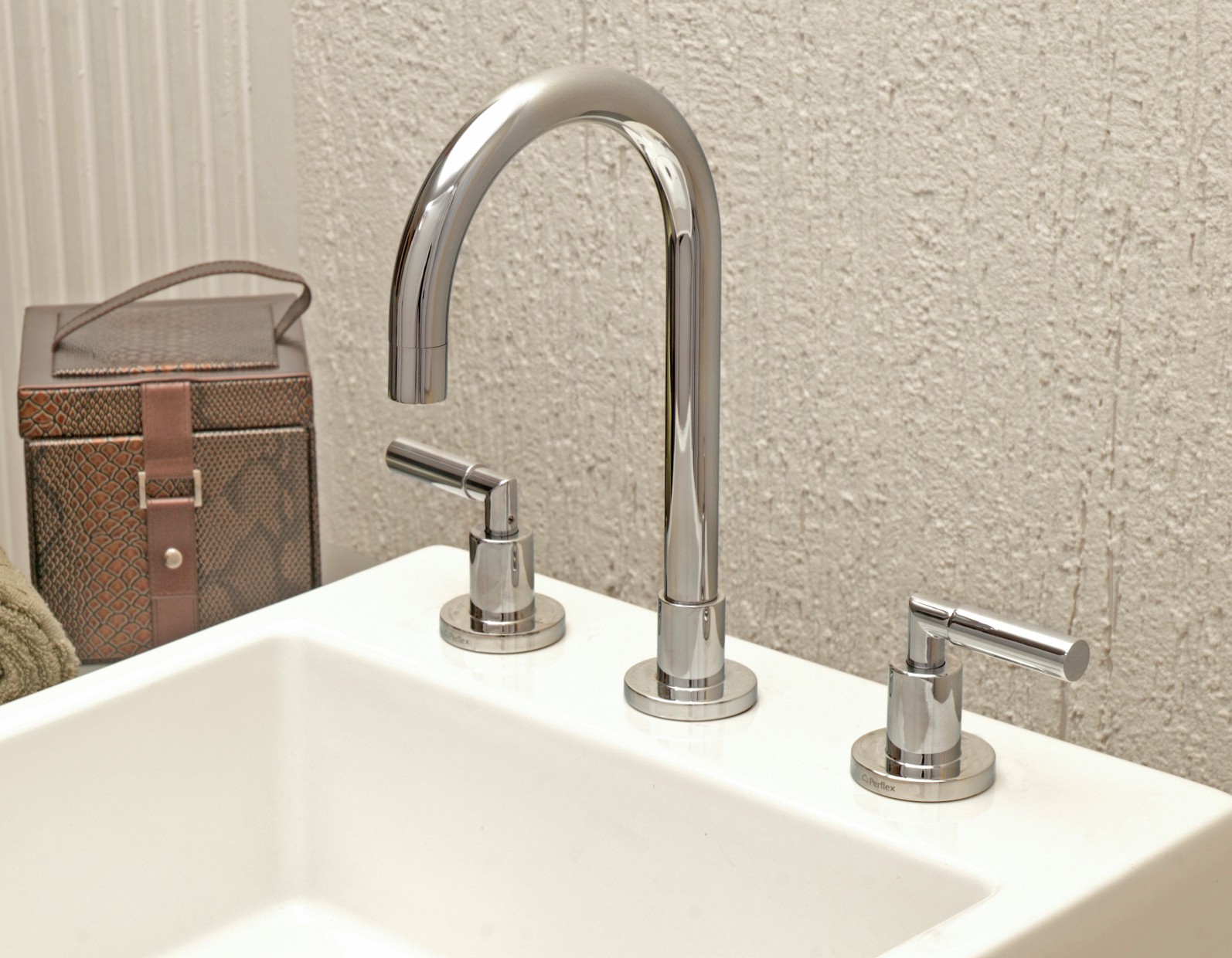 Torneira Misturador de pia para Banheiro - Titânio Futura - Outlet Perflex