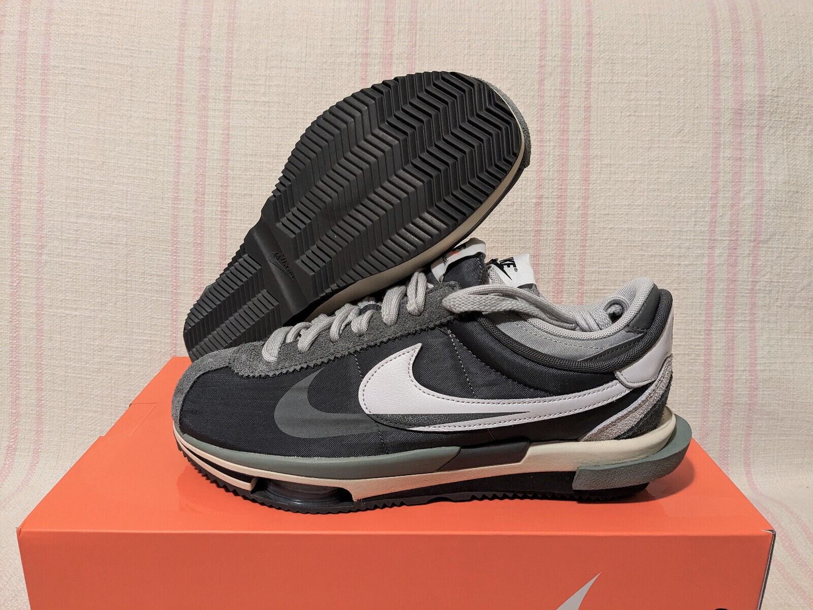 今ならほぼ即納！ Nike Zoom x Sacai Cortez SP 'Iron Grey' - Boutique ZeroUm 靴