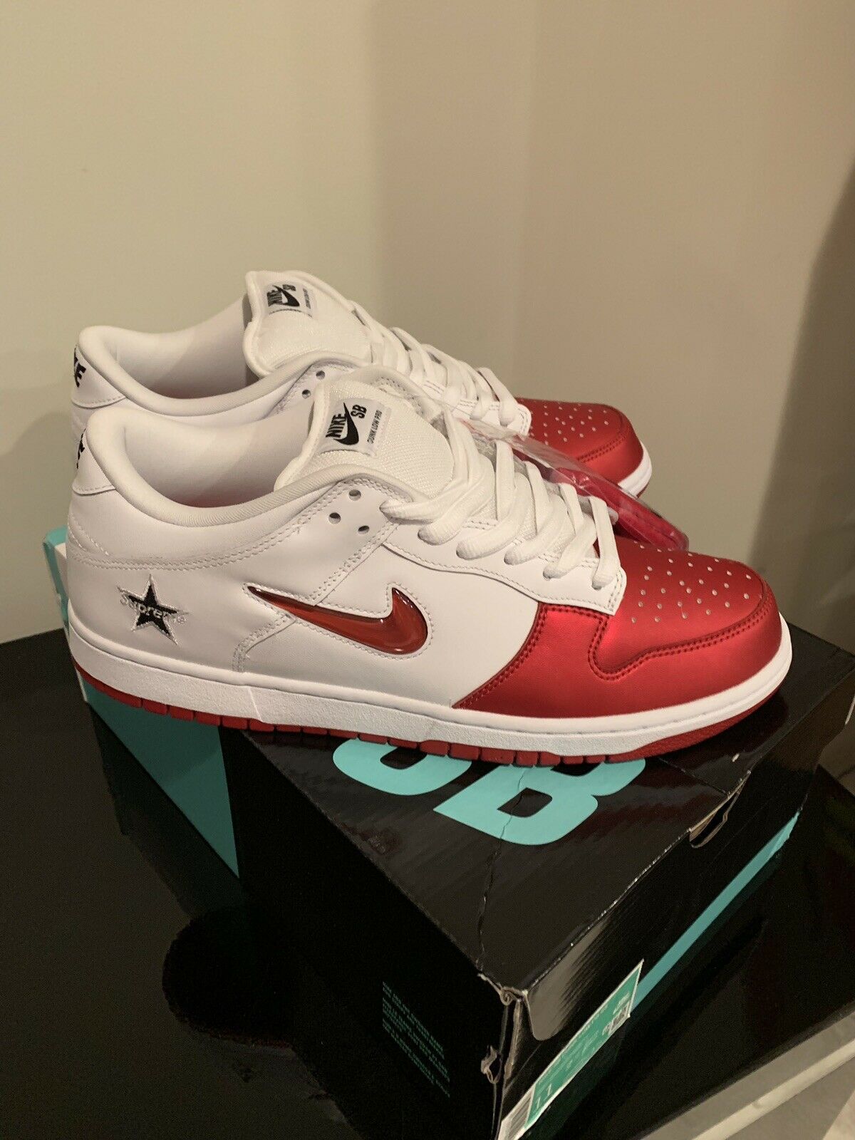 Nike SB Dunk Low Supreme Jewel Swoosh Branco/Vermelho Nike SB Dunk Low Supreme Jewel Swoosh Branco/Vermelho