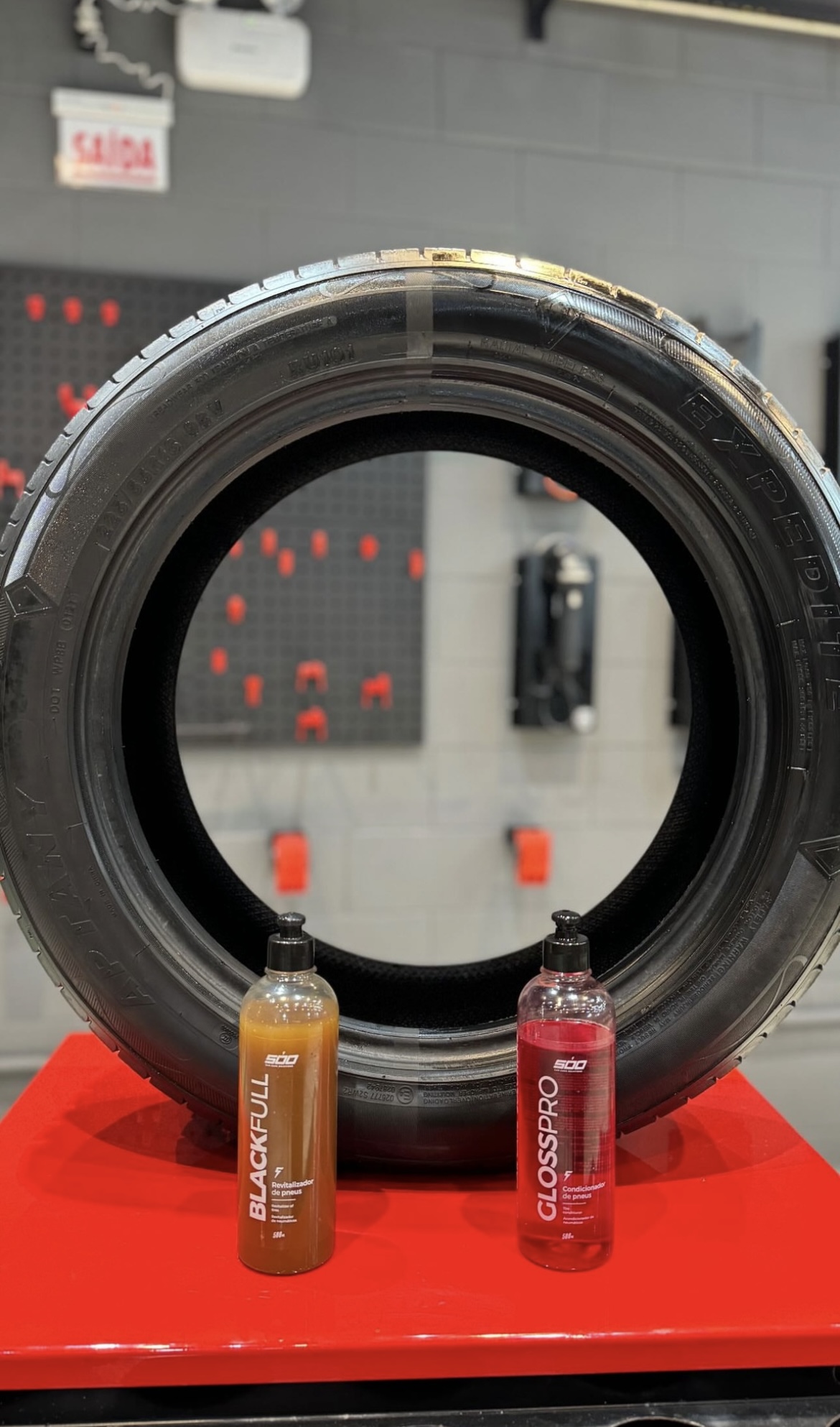 BLACK FULL REVITALIZADOR DE PNEUS 5 LT - 500 CAR CARE SOLUTIONS