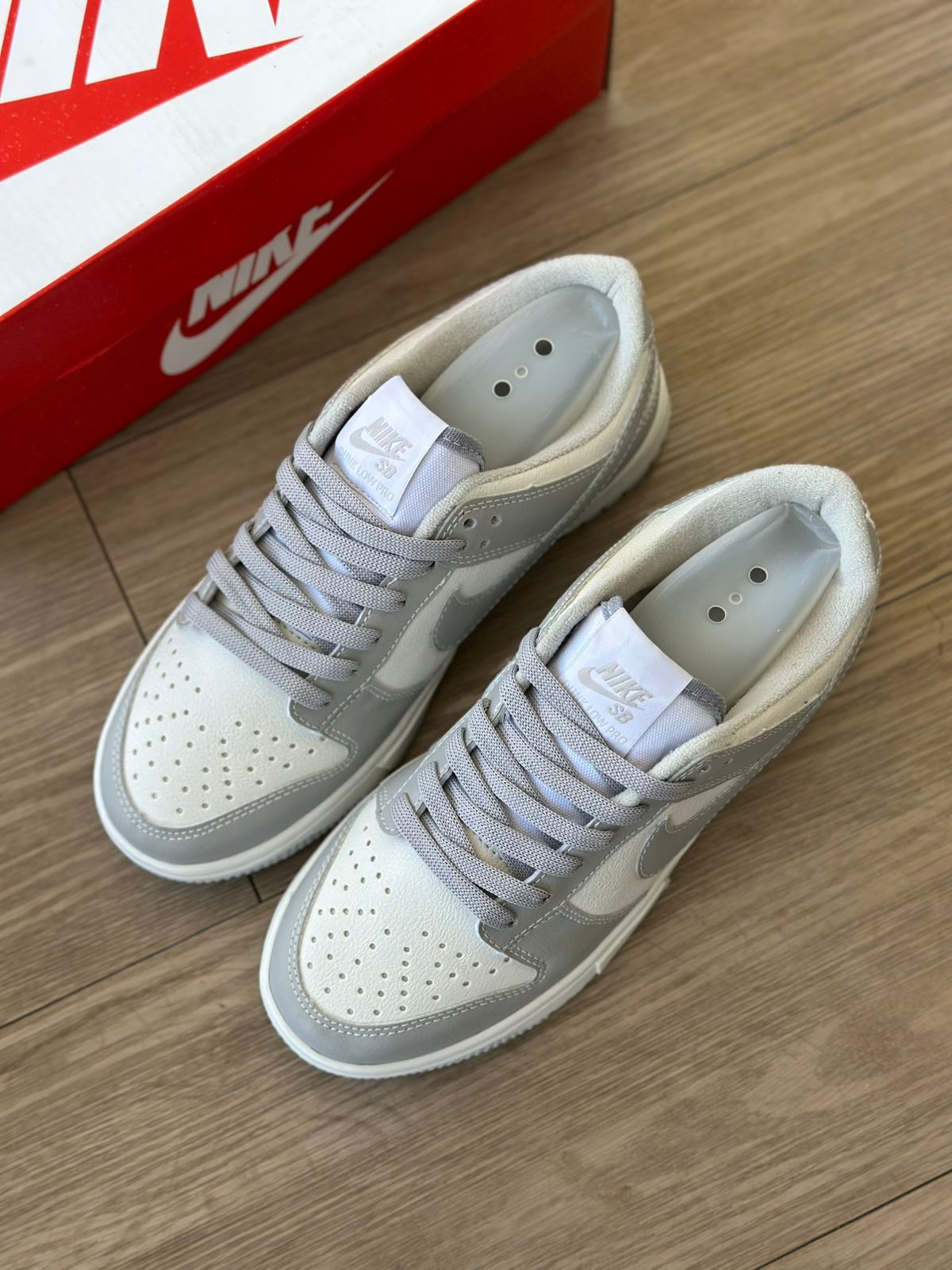 靴 NIKE SB DUNK LOW OB QS DUNK LOW SB CINZA/ BCO/ PTO - WC SHOES