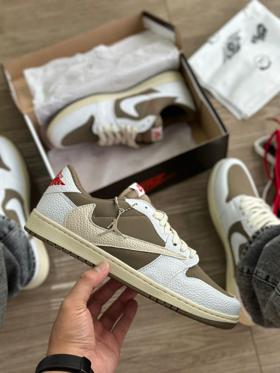 AIR JORDAN 1 TRAVIS SCOTT BCO/ BEGE - WC SHOES