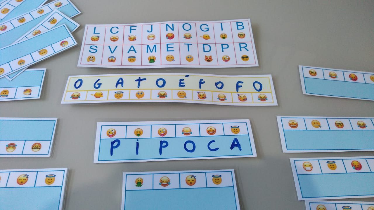 jogo educacional para aprender palavras em inglês, enigma com tema