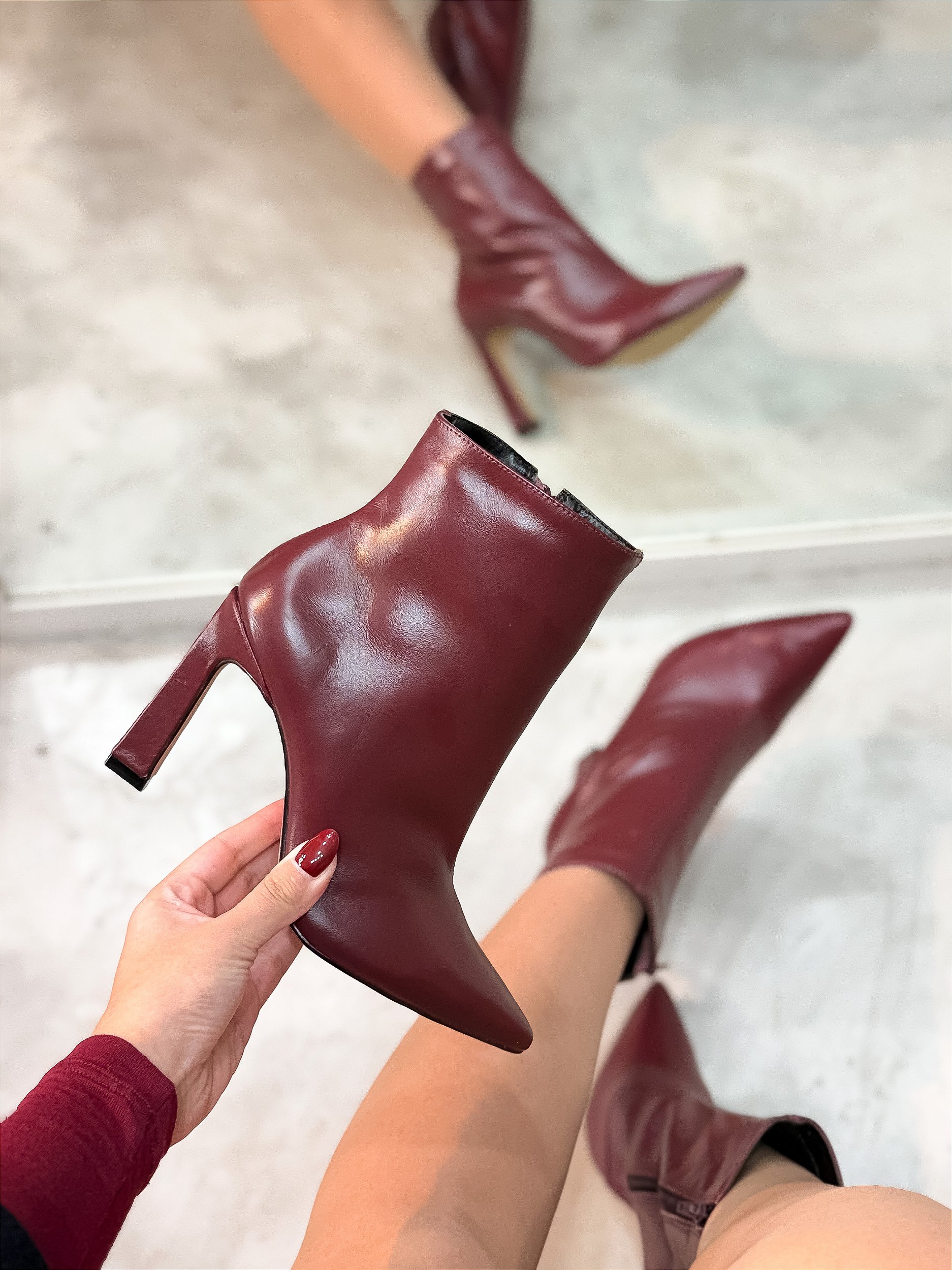 Bota Feminina Louise Cano Curto Vinho em Couro Legítimo Cadência