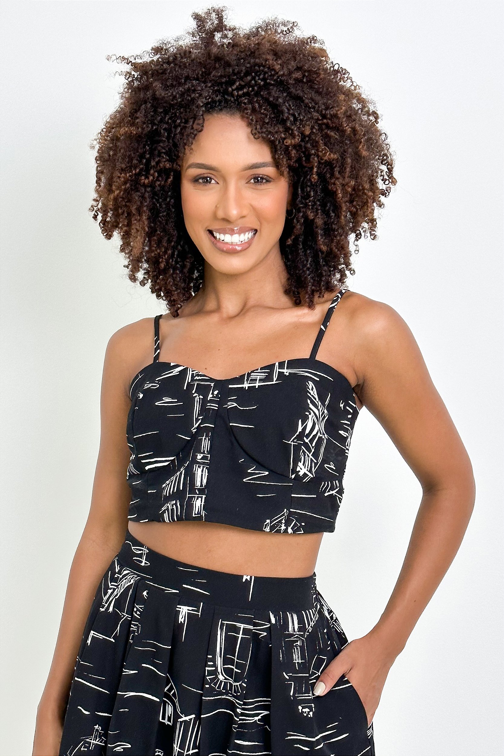 Conjunto Saia E Blusinha No Modelo De Cropped Com Lastex Estampas