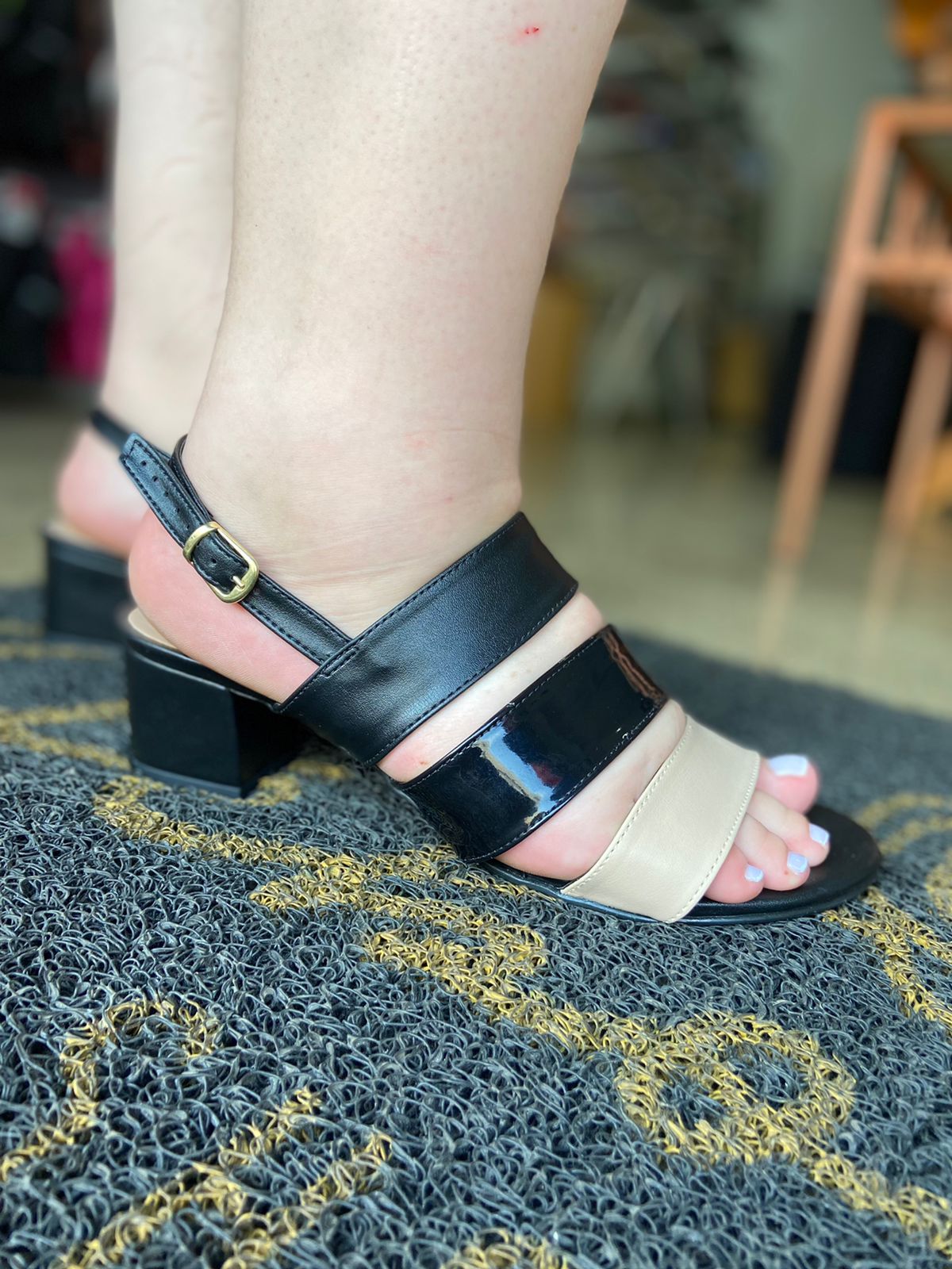 Sandália tiras preta e nude salto bloco - Debora Shoes