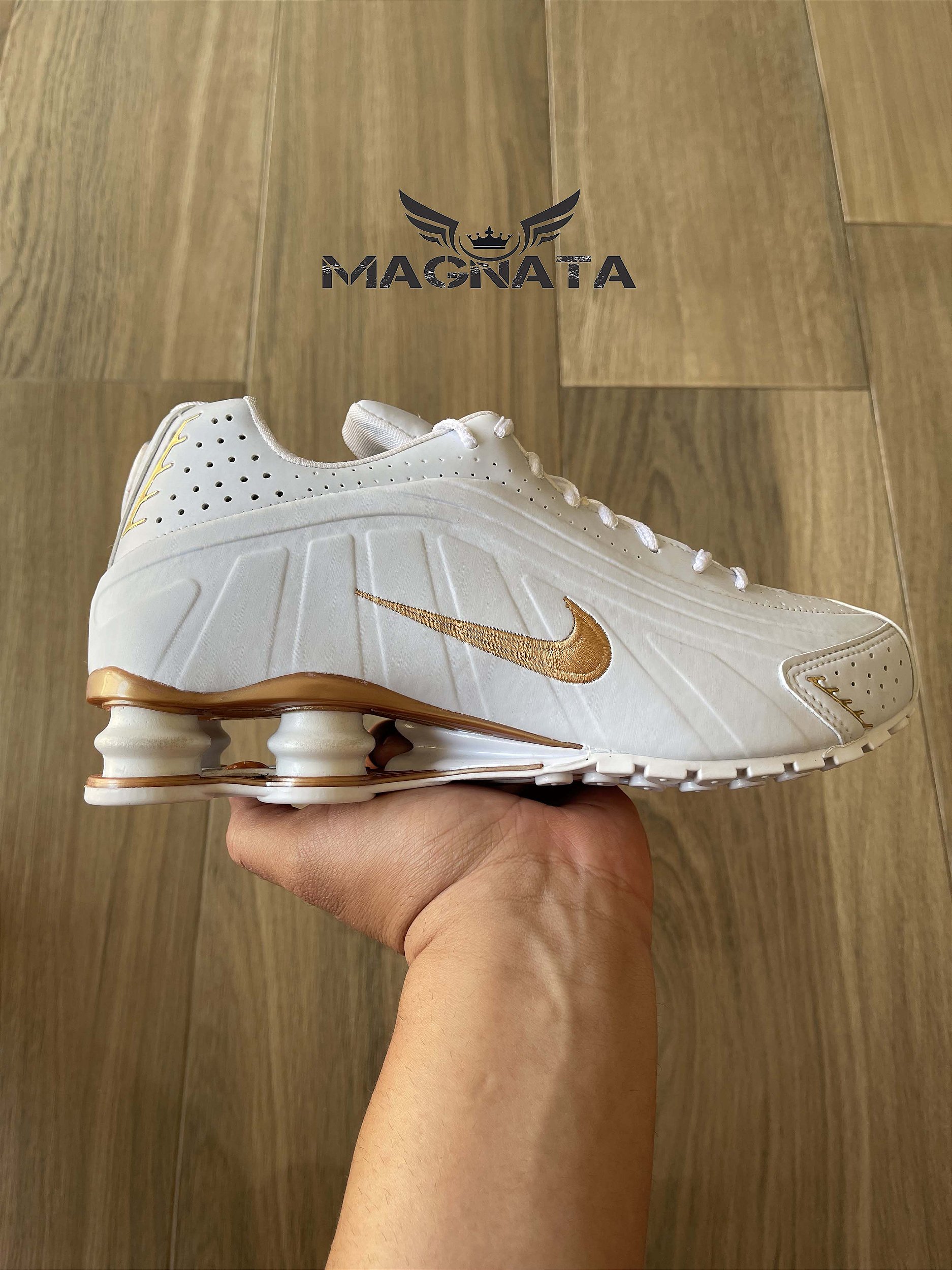 Tênis Nike Shox R4 Bco det/Dourado - MagnataSurfShop