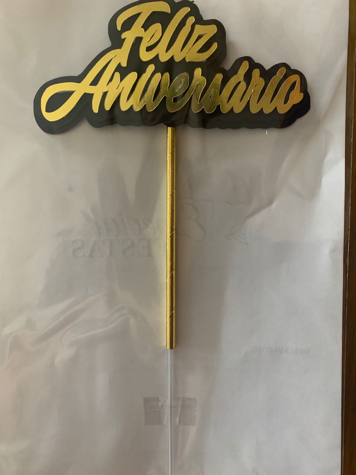 Lindo bolo de aniversário de 70 anos em suporte dourado