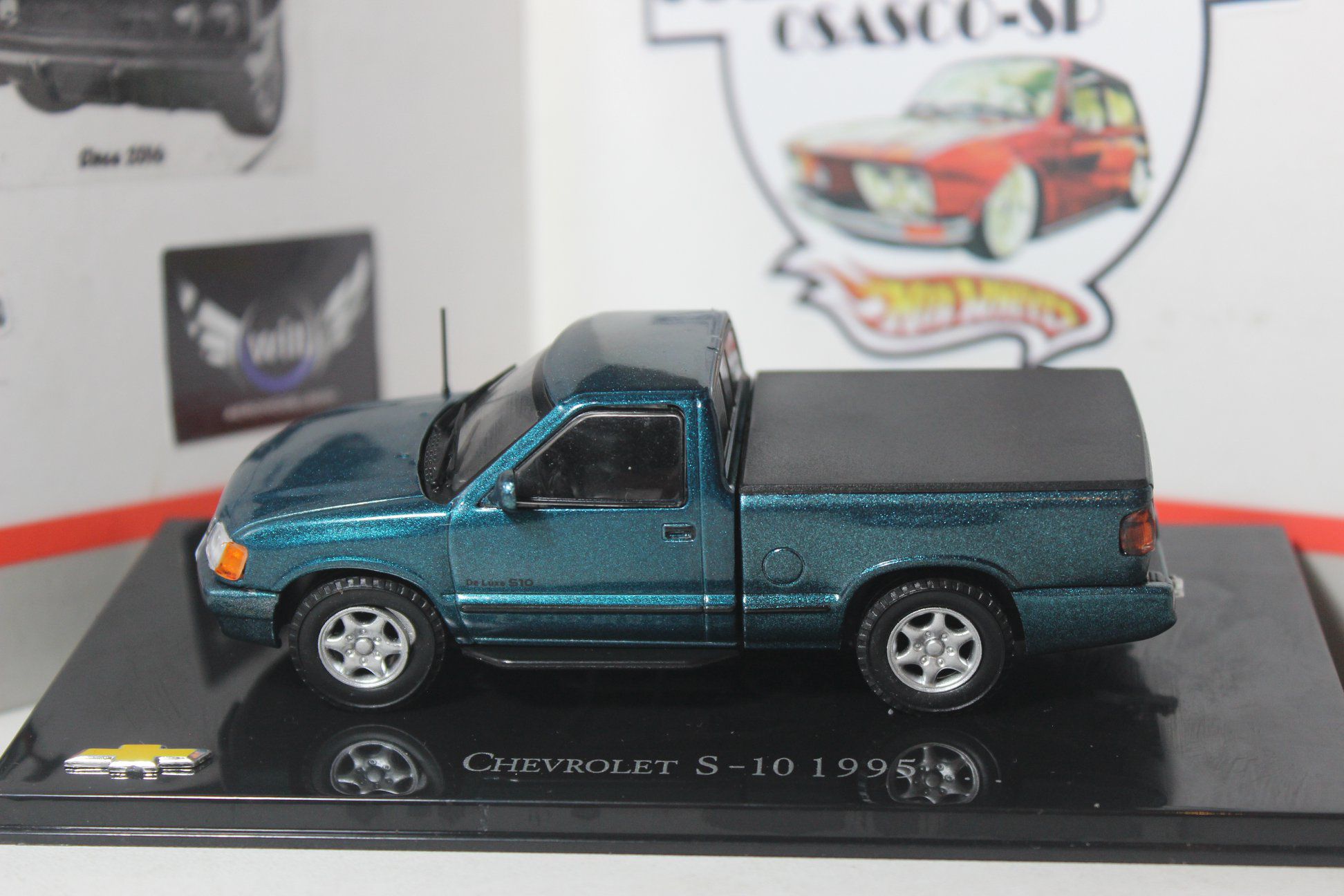 Miniatura de carro S10 com mini paredão na carroçinha