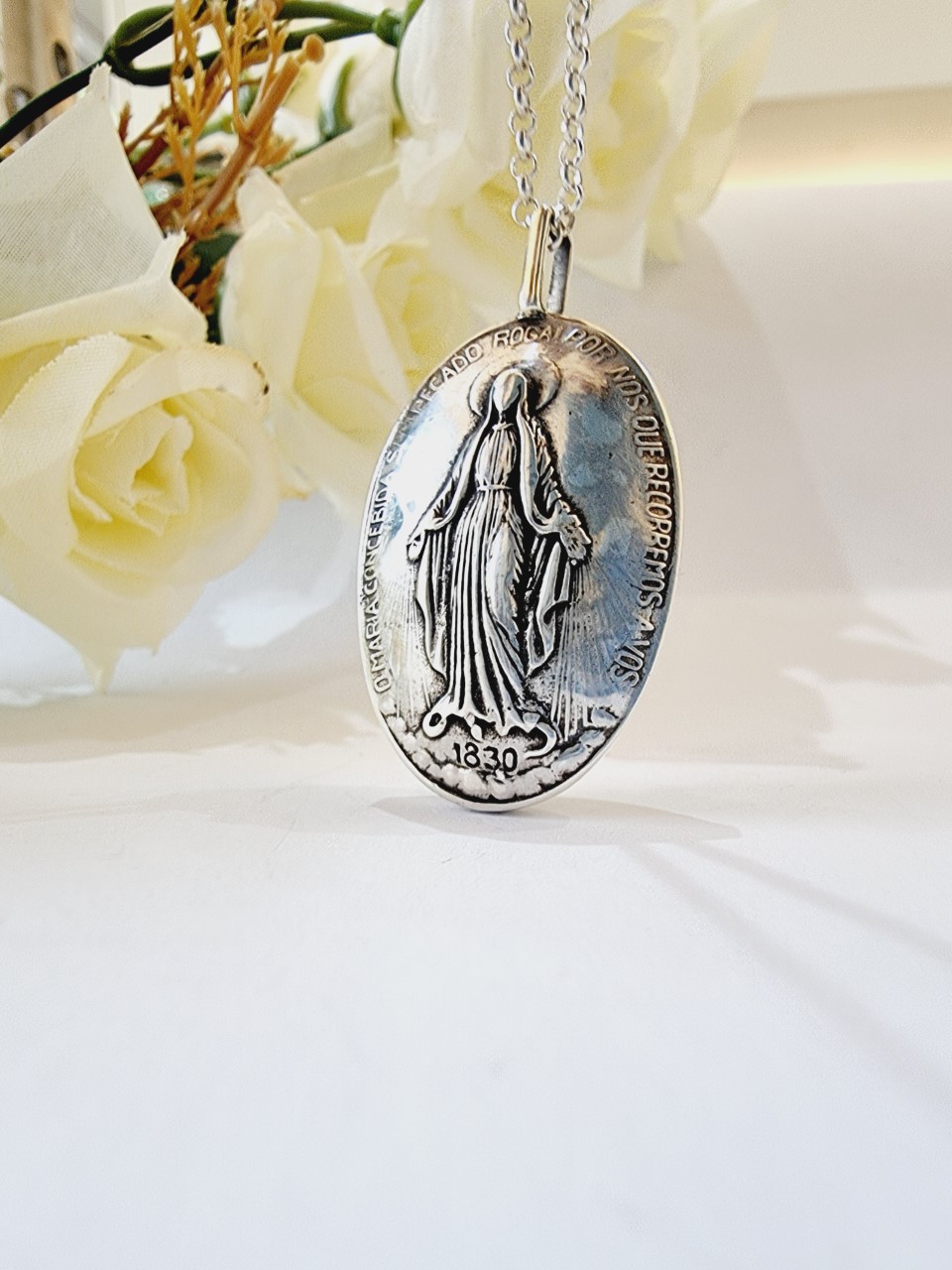 Medalhão Concha de Nossa Senhora das Graças prata925 com oxidação na  corrente elo português de 0,50cm - Luz Divina