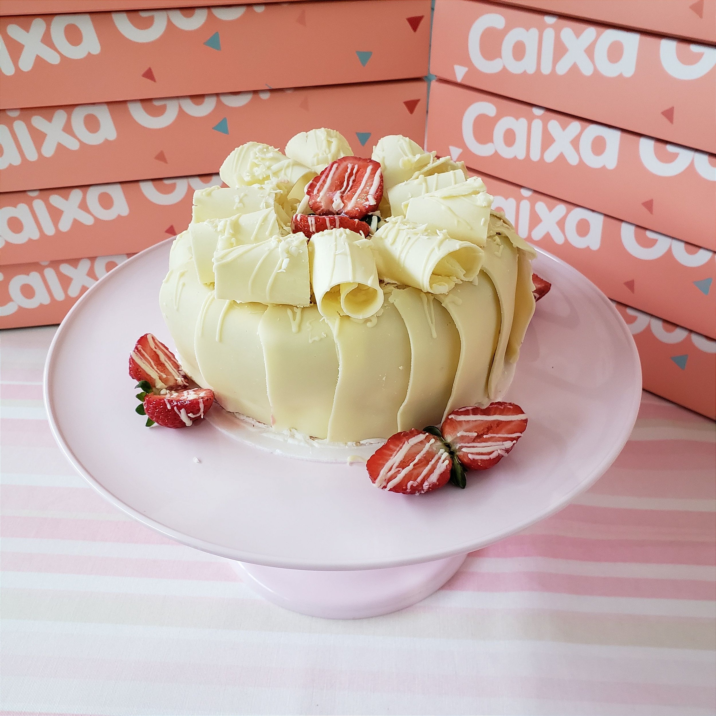 Bolo Chocomorango Branco com Raspas Largas de Chocolate Branco - Caixa ...