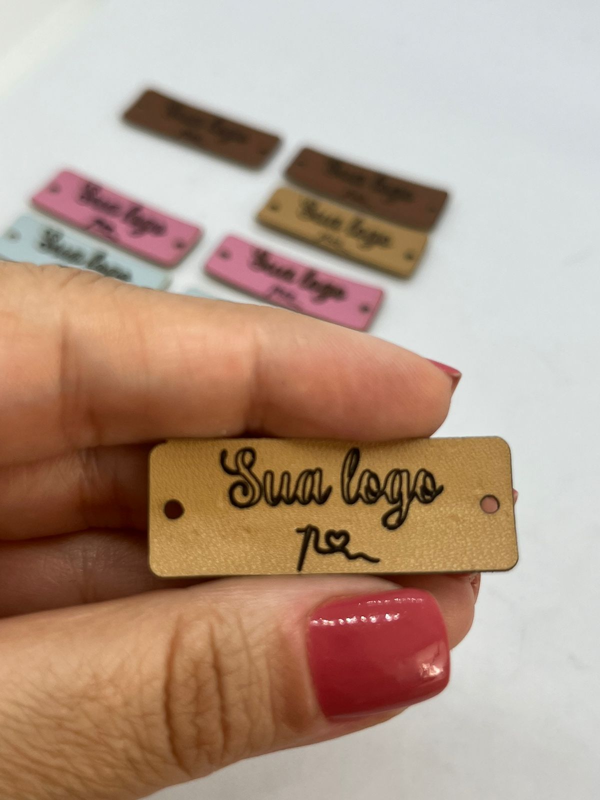 Etiquetas Tag Personalizada Couro Sintético 100un 3x3 - Espaço Fio a ...