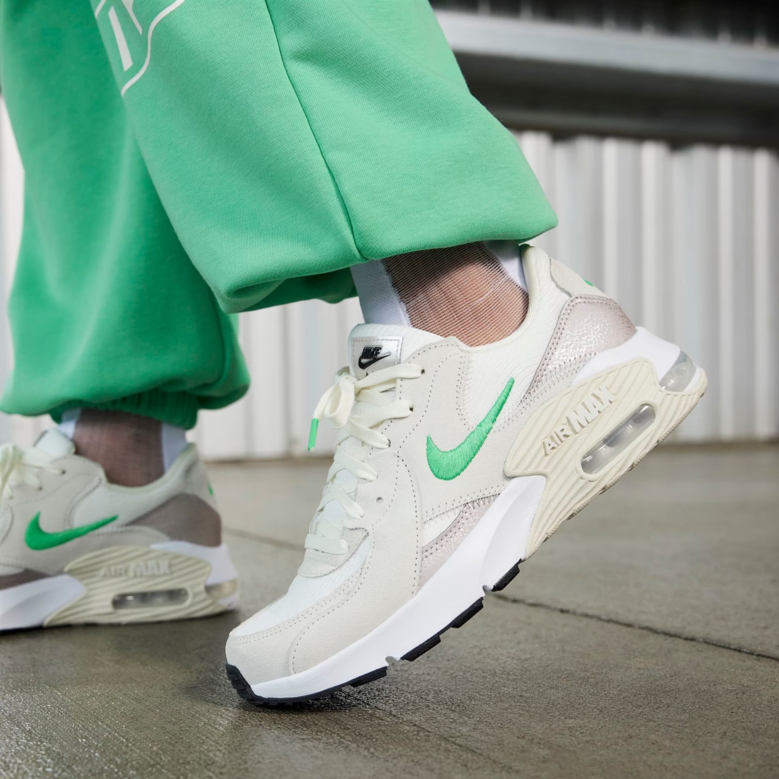 Tenis Nike Air Max Excee Feminino Cor Branco Verde Compre calcados na Loja Wisni e parcele em ate 10x sem juros Aproveite