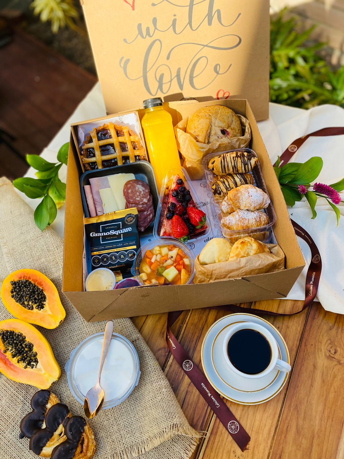 Box média - Caixa com doces e salgados para café da manhã ou brunch -  Leiteria Store