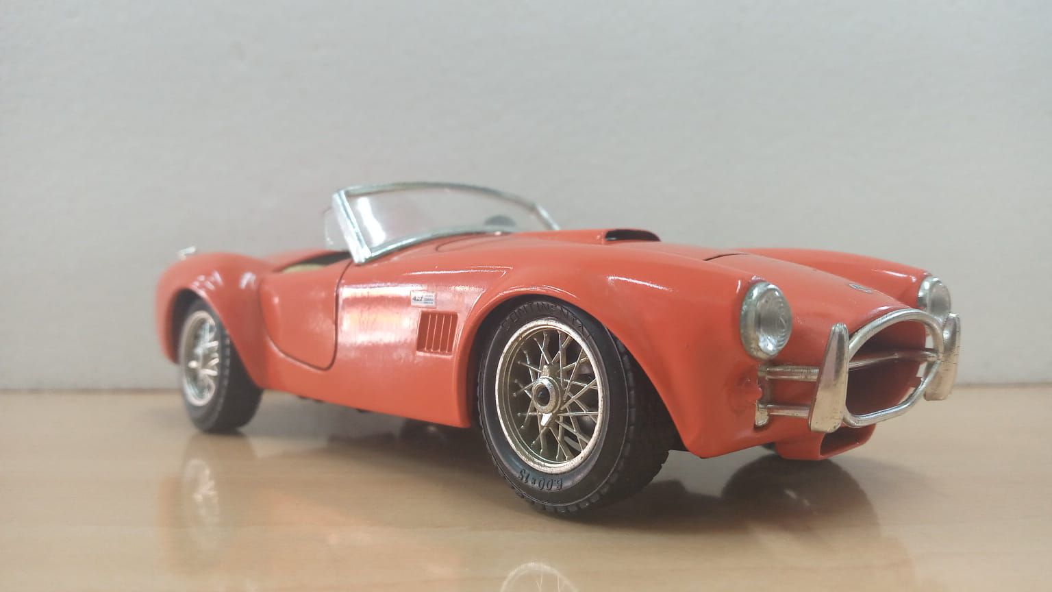 A Shelby Cobra 427 S/C 1965 egy 1:34 méretarányú modellautó