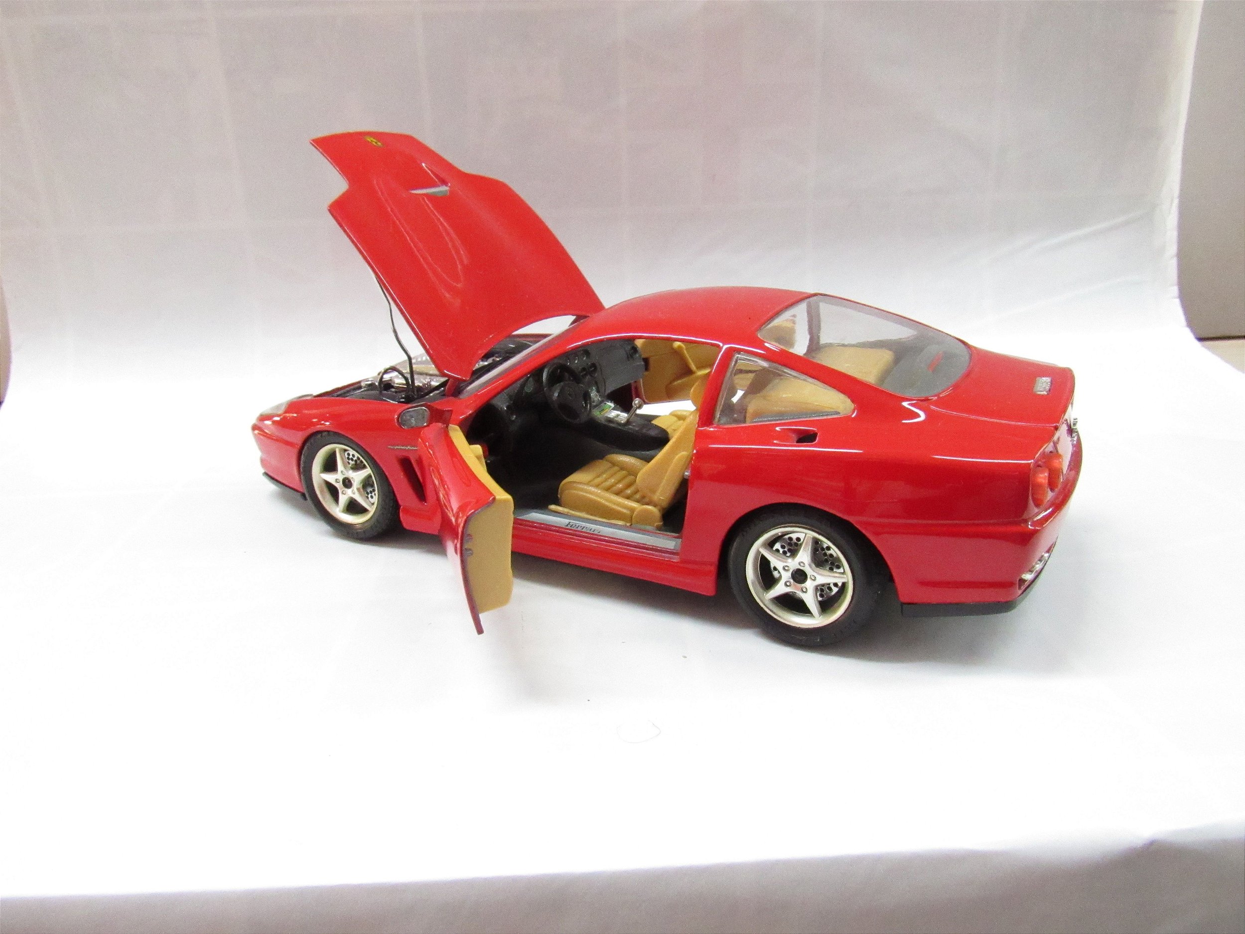 VOITURE DE COLLECTION-BURAGO FERRARI 550 1/18 - COMME NEUF EN BOITE !PROMO