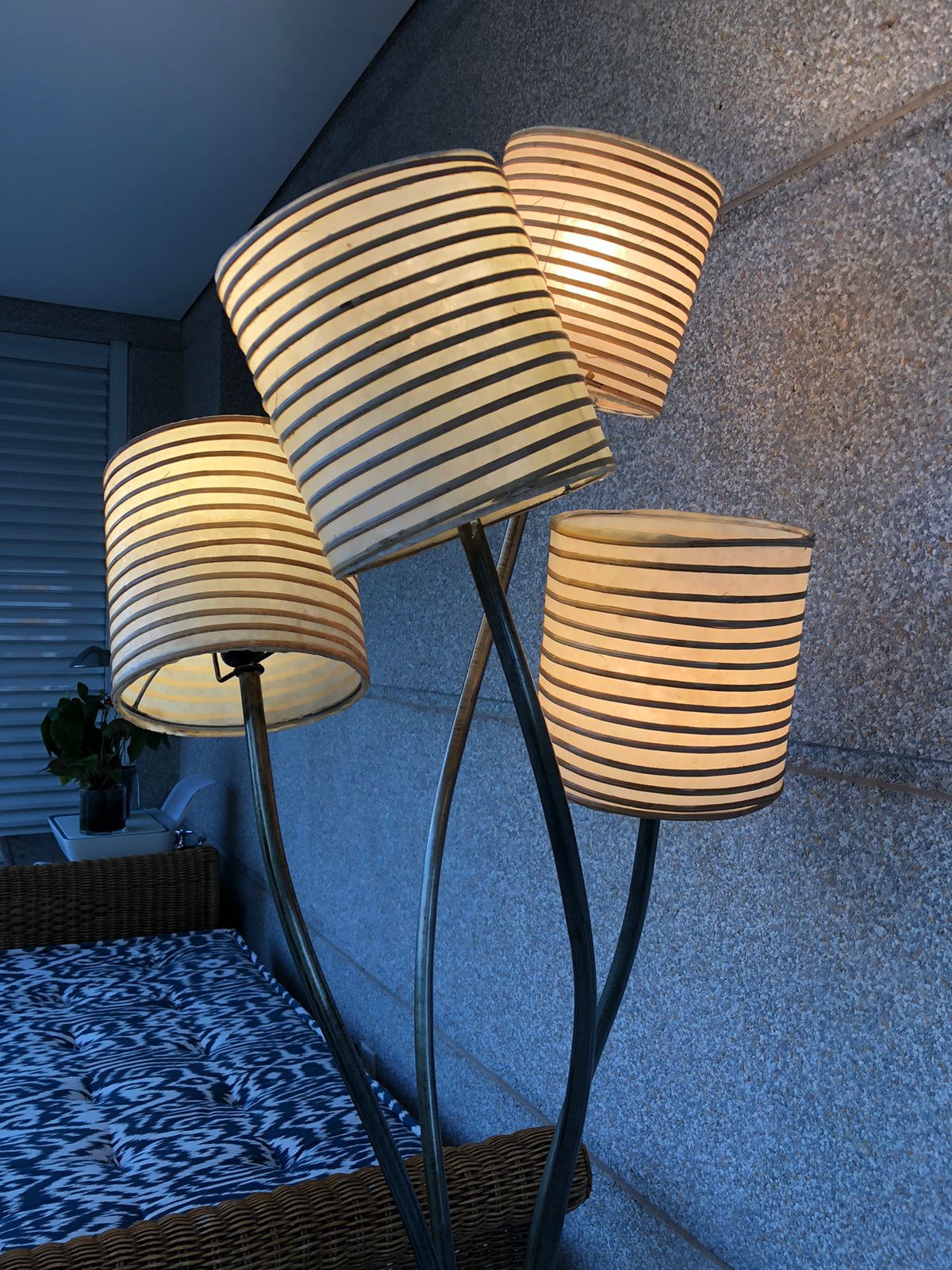 LUMINÁRIA DE CHÃO DE BALI EM METAL RÚSTICO CÚPULAS EM BAMBU HTAG