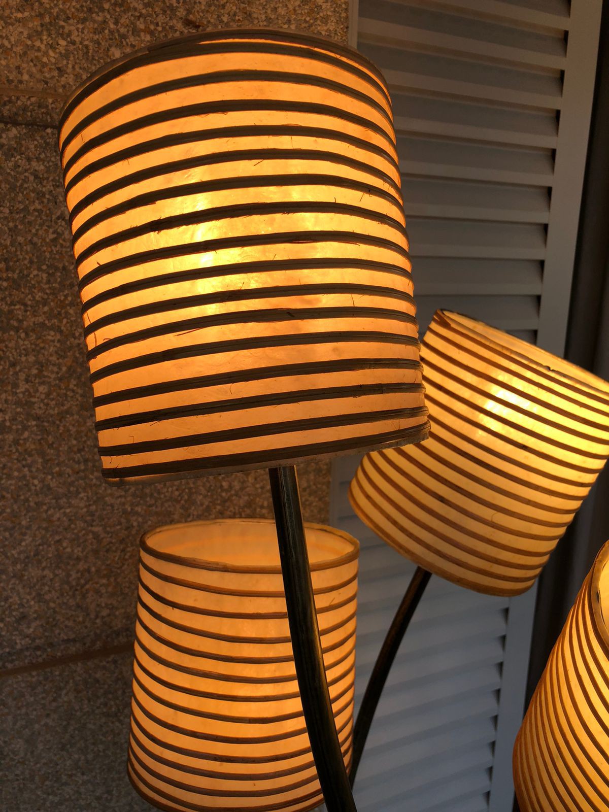 LUMINÁRIA DE CHÃO DE BALI EM METAL RÚSTICO CÚPULAS EM BAMBU HTAG