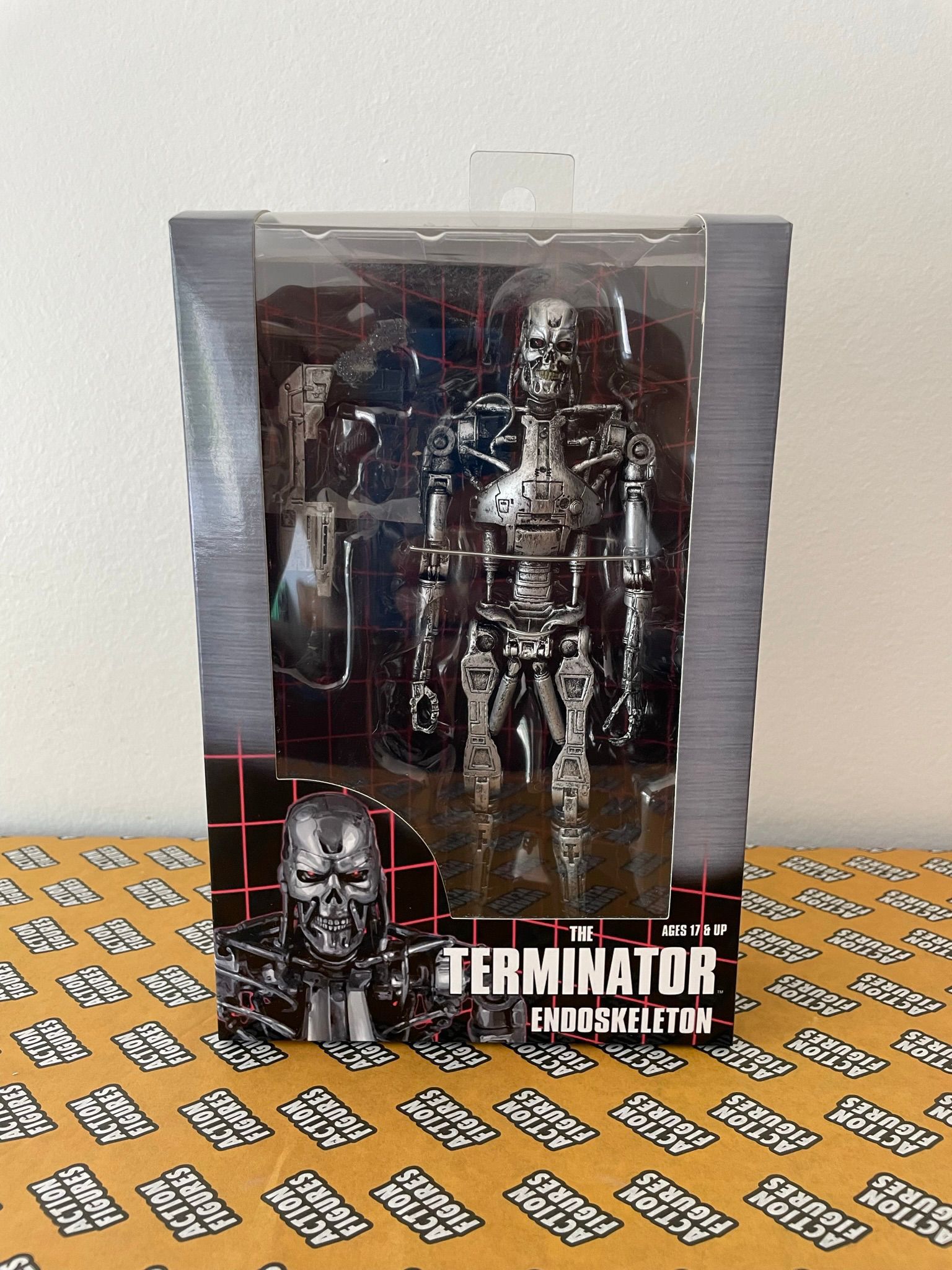 🎯 Figura T-800 Exterminador do Futuro - NECA 1/10 | Colecionável
