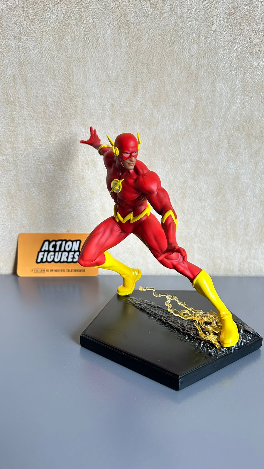 Actionfigur in Sammlerregal, gute Präsenz