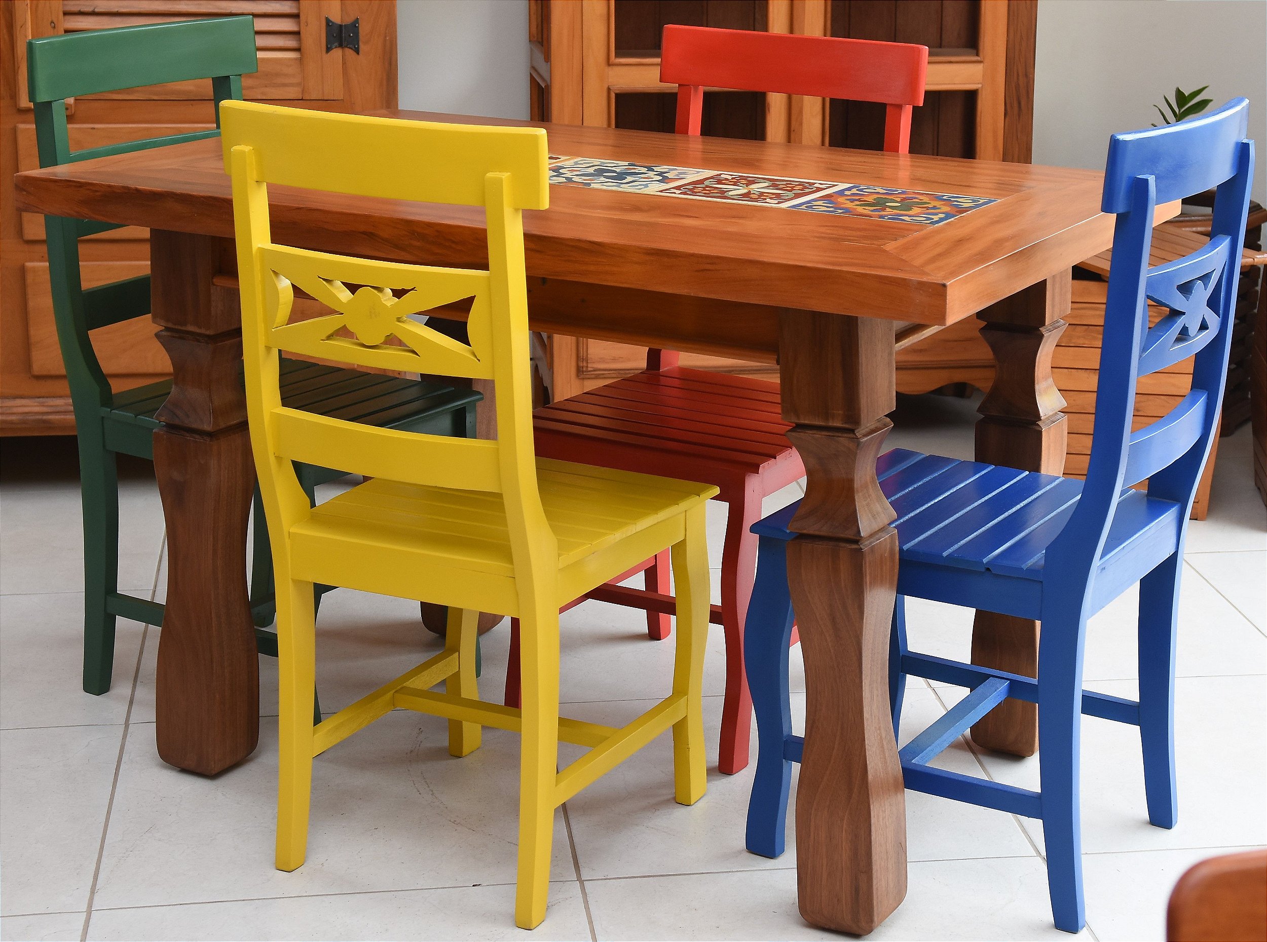 Jogo de Mesa com Cadeiras Coloridas - Móveis Madeiro – Móveis em ...