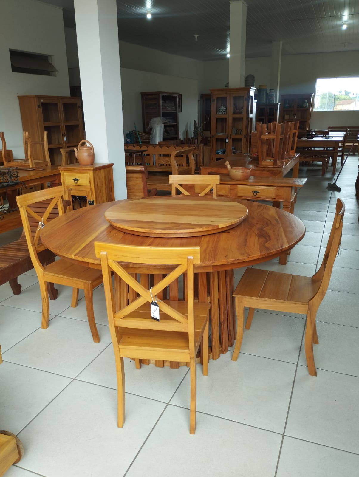 Jogo de Mesa Redonda Ripada com Cadeira Mineira Encosto X - Móveis Madeiro  - Em madeira de demolição, mesas, cadeiras, armários, banquetas