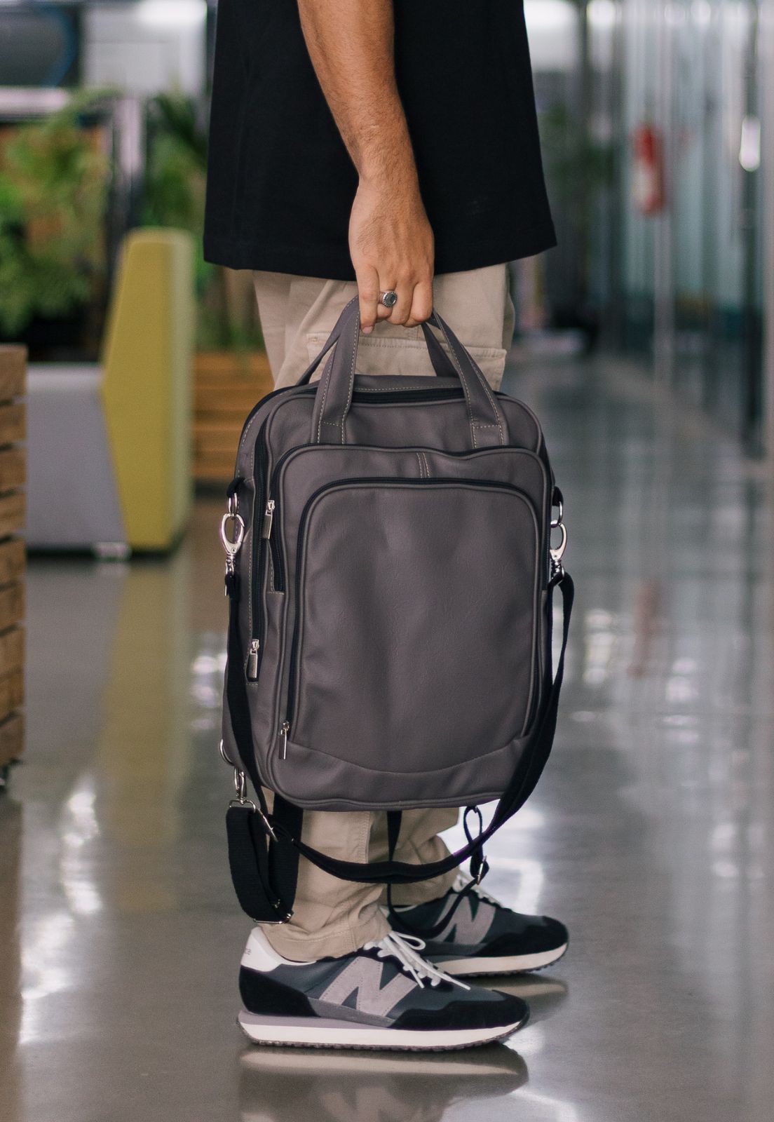 Bolsa Mochila Pasta Transversal Material Sintético Cinza A001