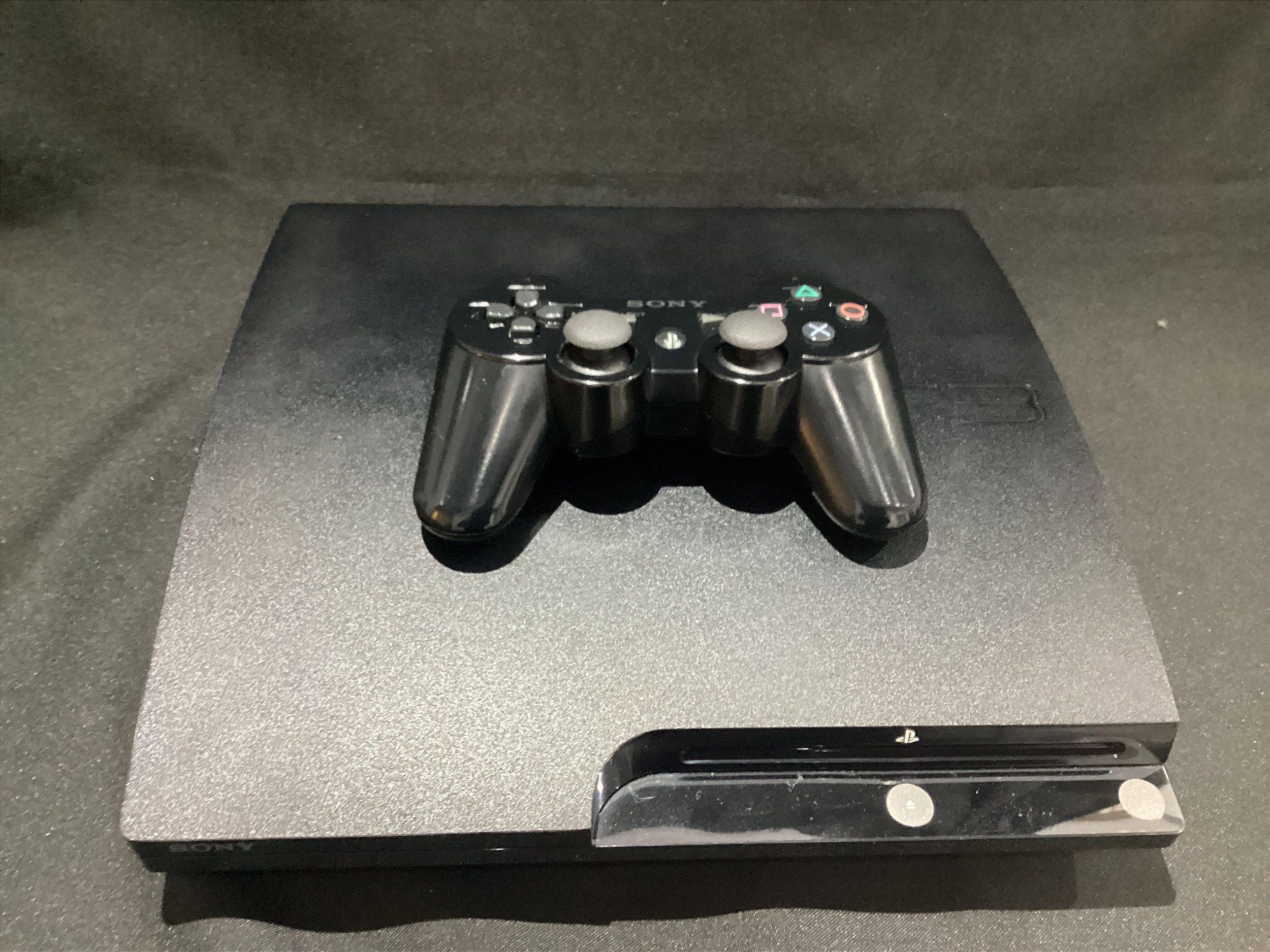 Playstation 3 Slim 320gb + 2 Controllers With 20 Games