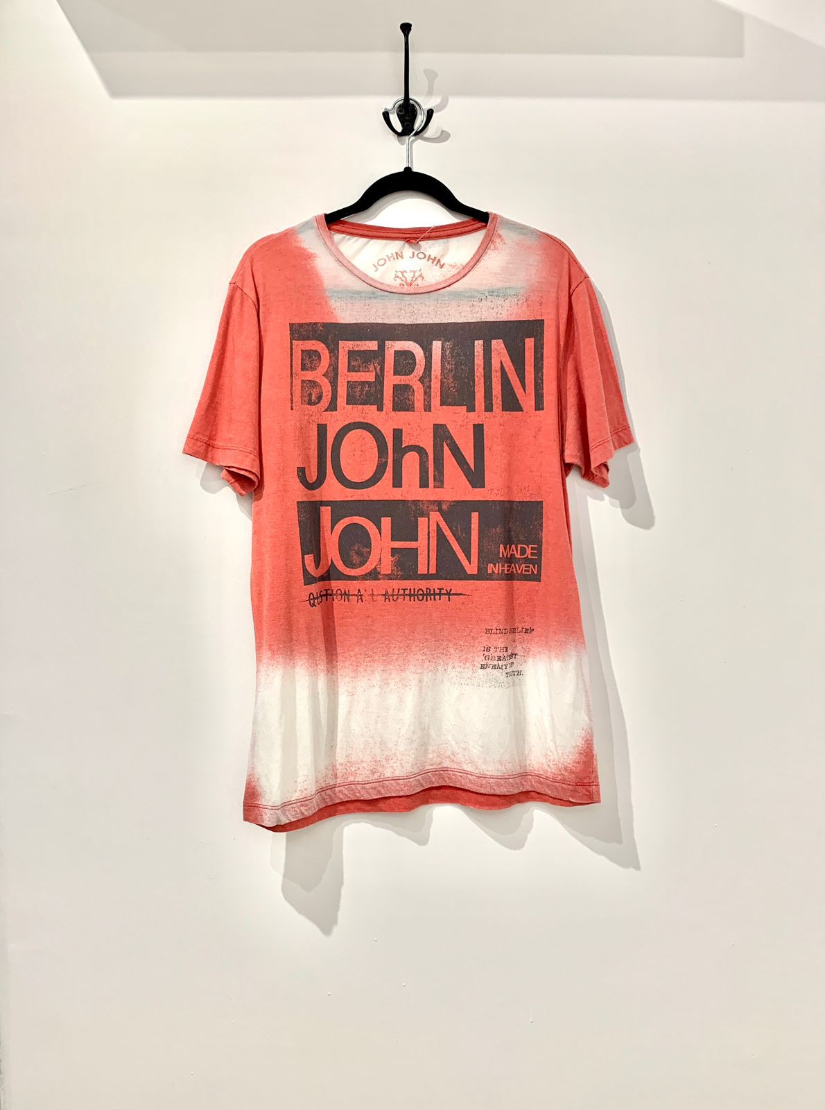 Camiseta John John Logo Vermelha - Compre Agora