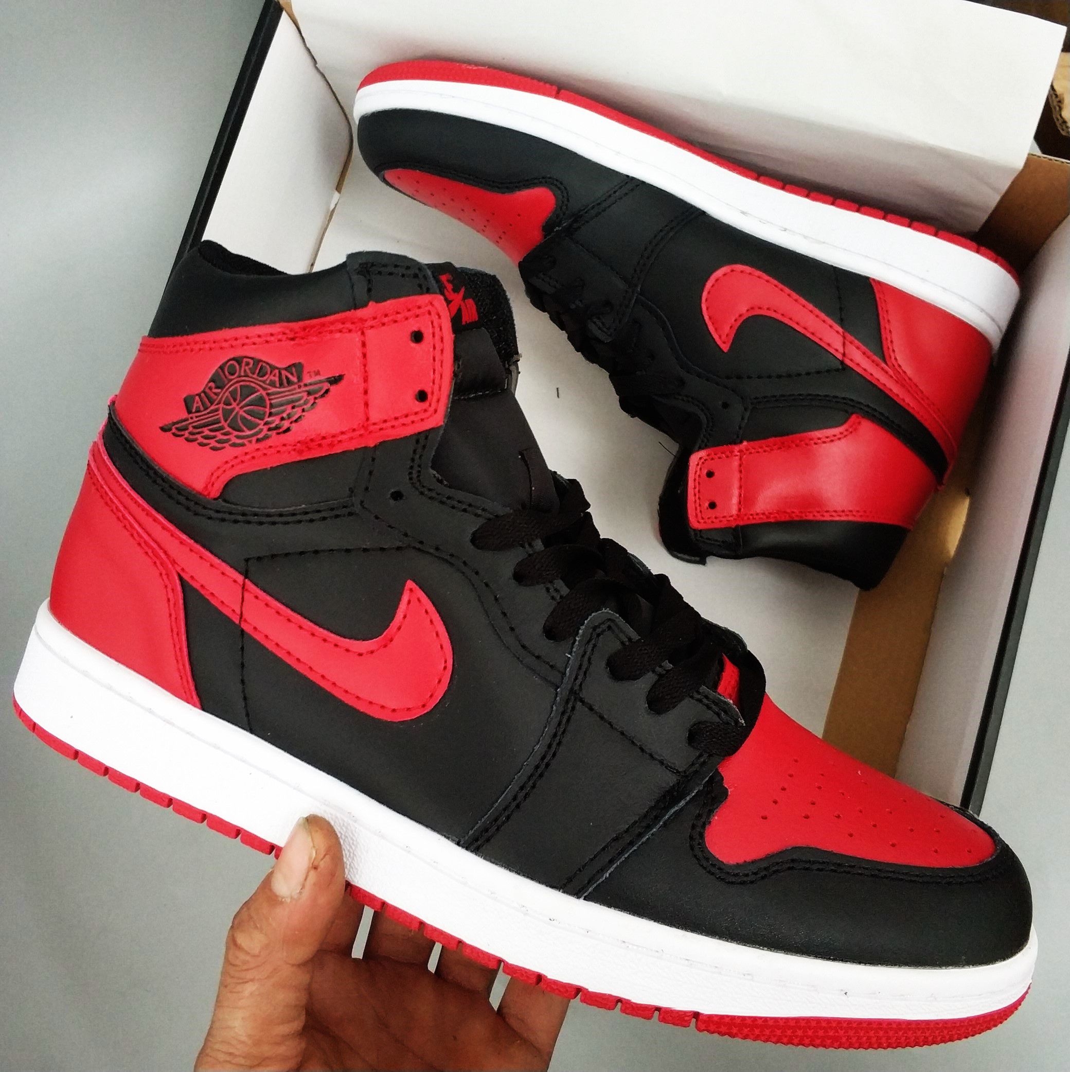 Tênis Nike Air Jordan 1 Retro High OG 'Bred Banned' PK Tênis Nike Air Jordan 1 Retro High OG 'Bred Banned' PK