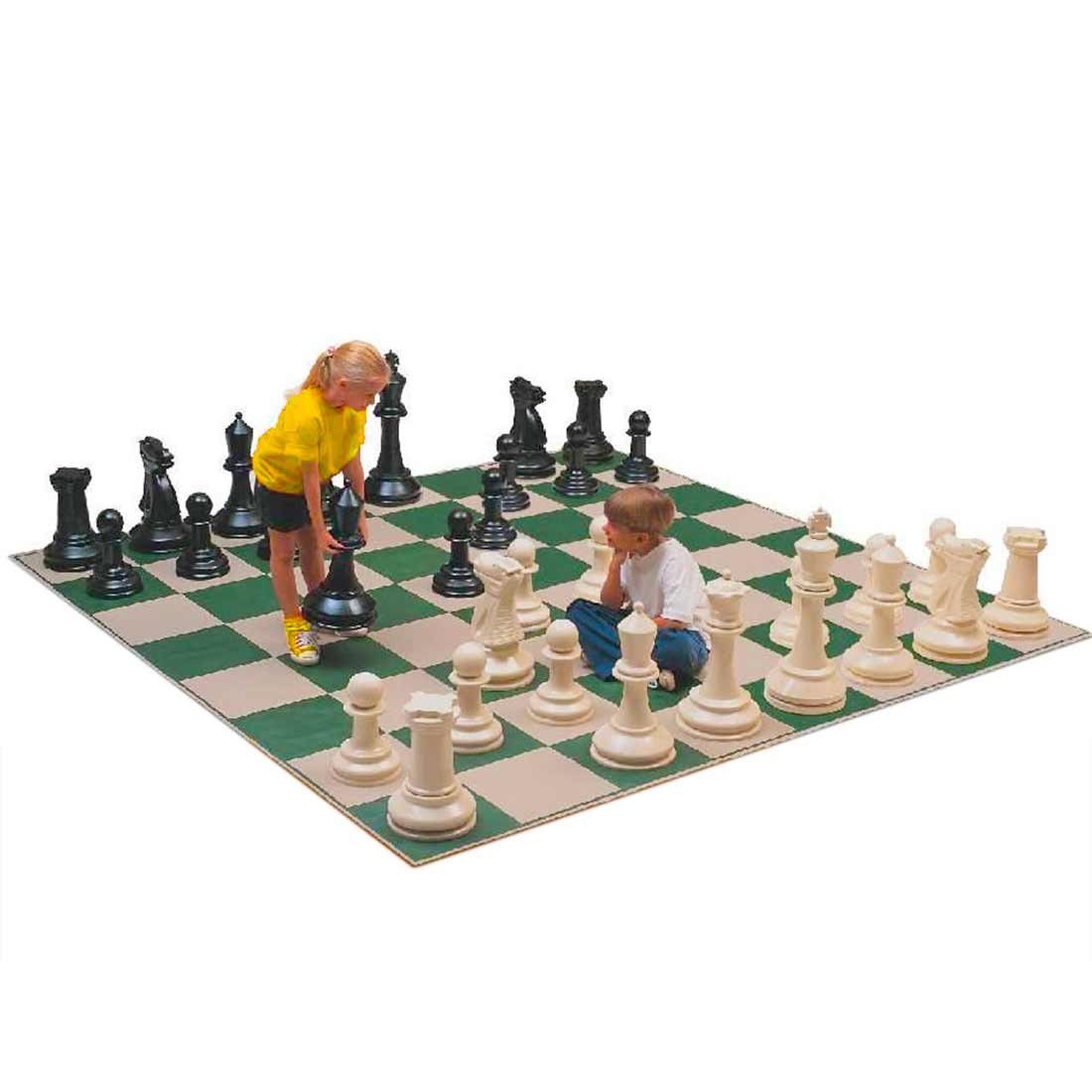 Xadrez gigante é usado em aulas de matemática, educação física
