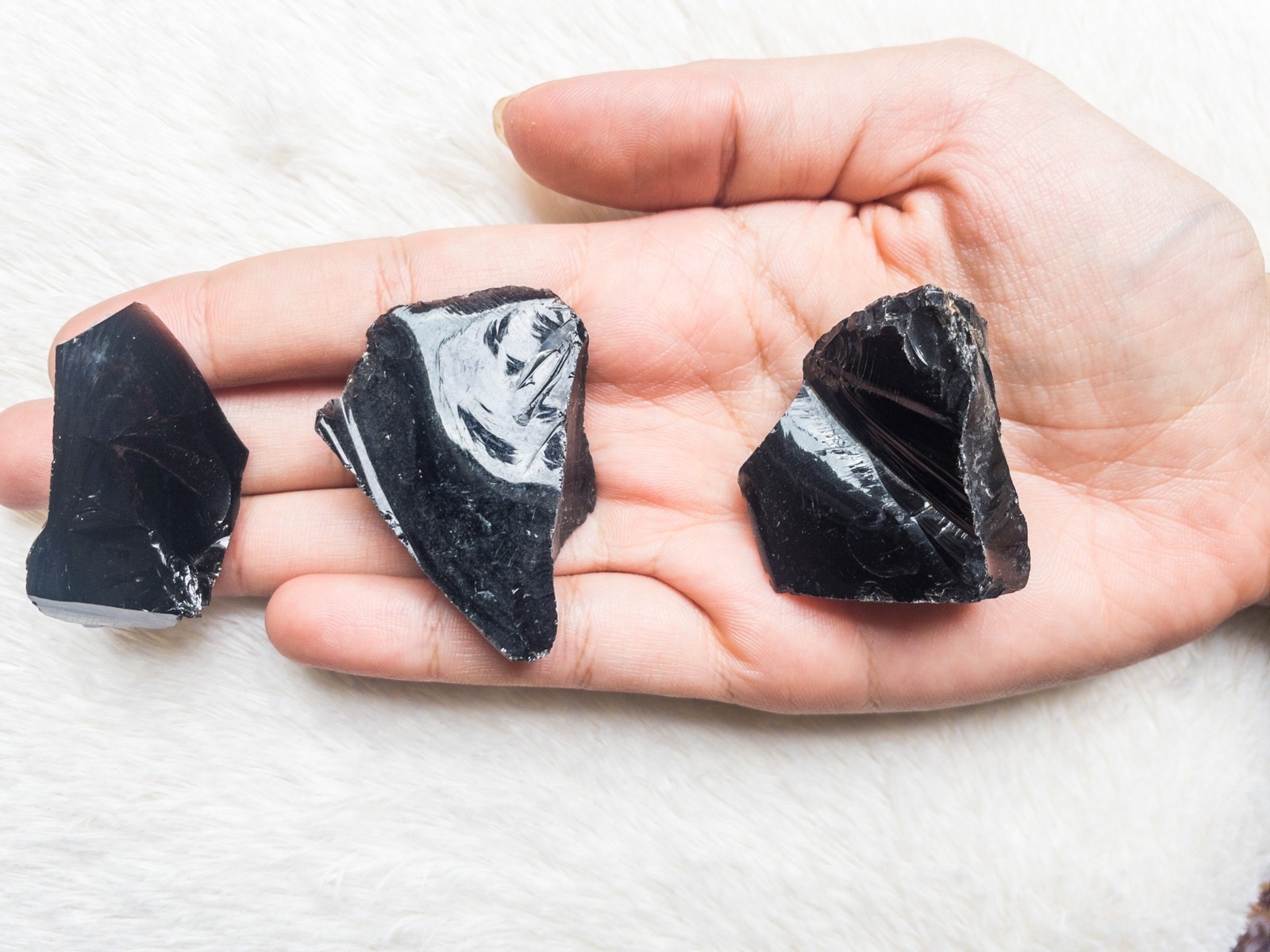 Obsidiana Negra Bruta Média - Pedra do Poder | Cristais Natu