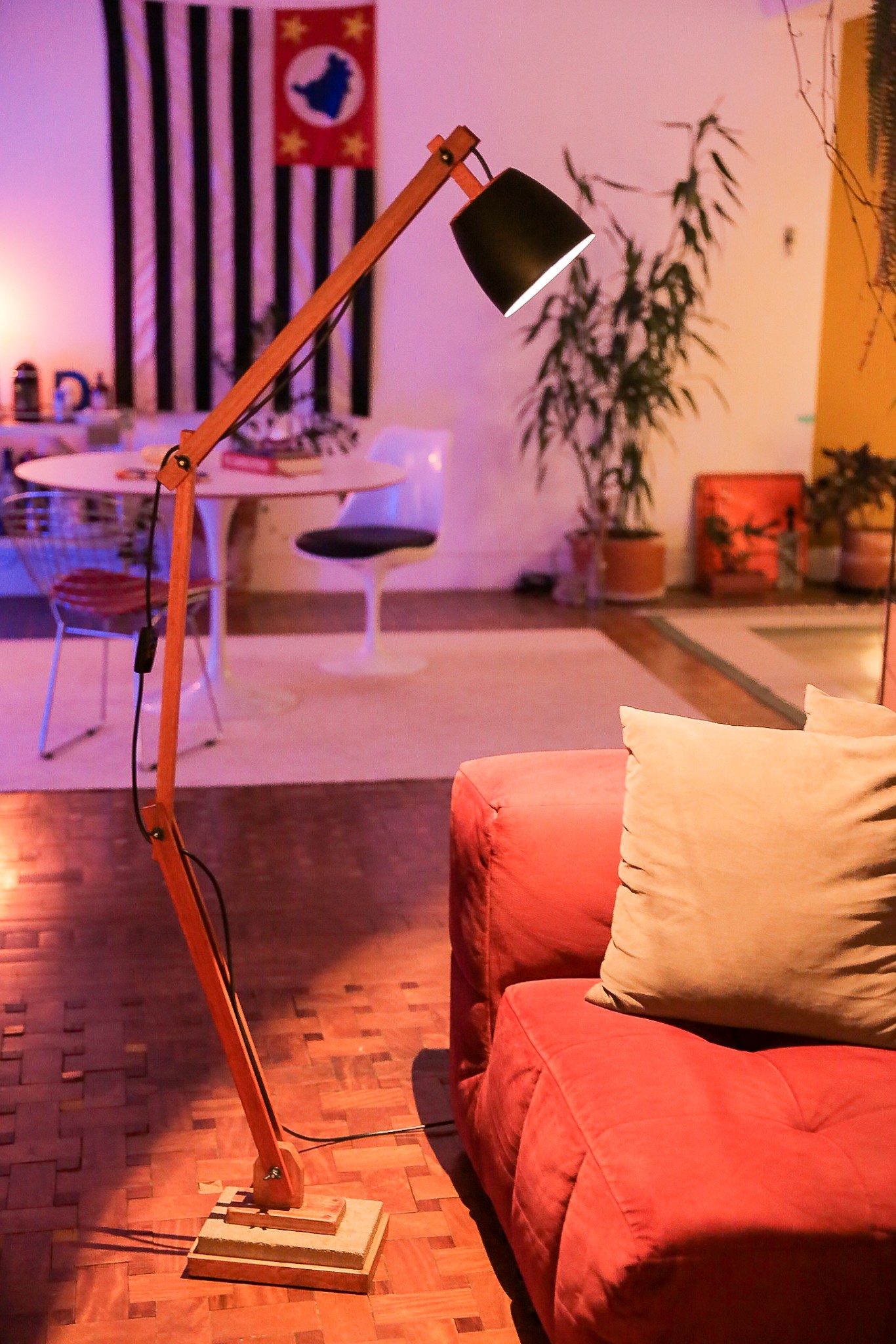 Luminária de Chão em Madeira Elementar Black edeMadeira