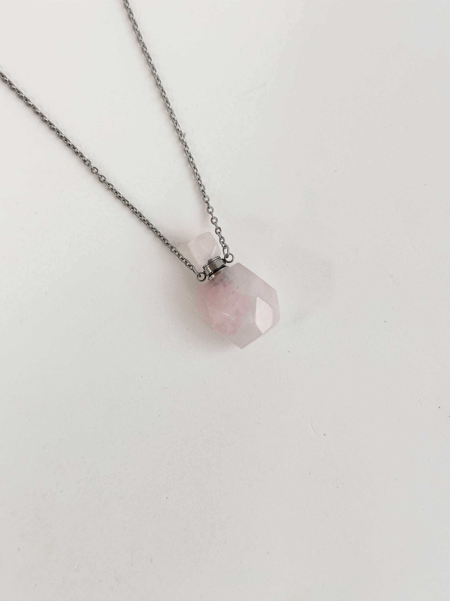 Colar Difusor Poção de Quartzo Rosa Multifacetado - Pedra do Amor - Cura do  Coração, Amor Próprio, Perdão e Gratidão - Sagrada Magia, image size:1874x2500