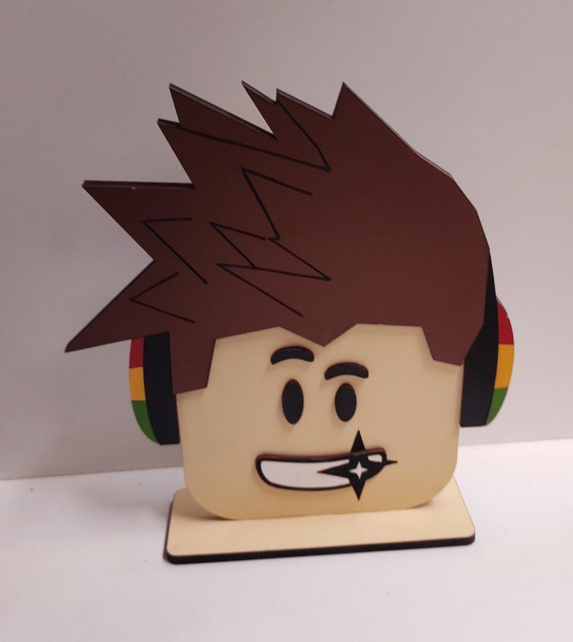 MENINO ROBLOX BUSTO 26X24CM COM BASE - Madeira Arte e Cia