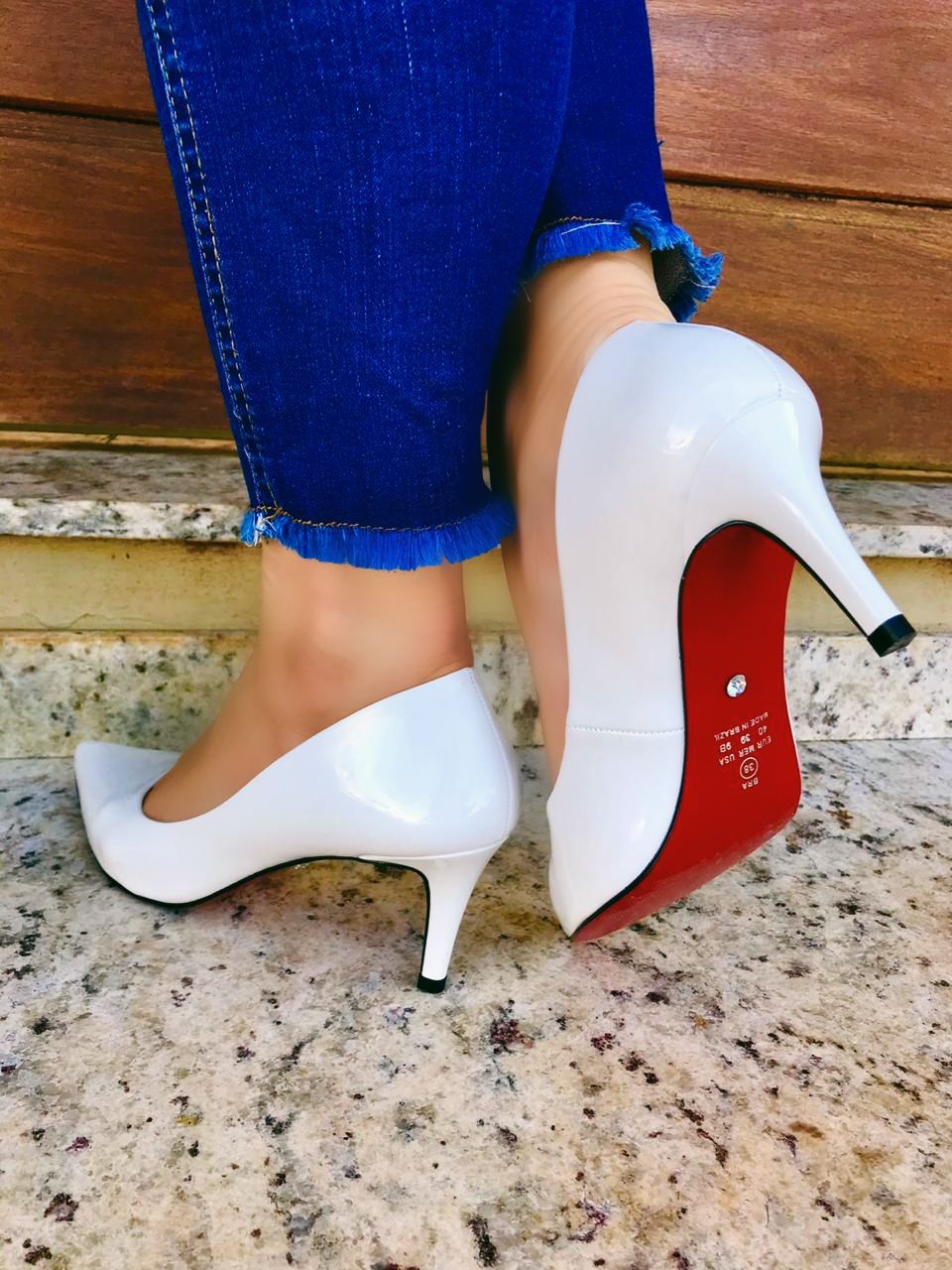 Scarpin verniz branco solado vermelho salto 7cm - Florença Calçados: Loja  de Calçados Online