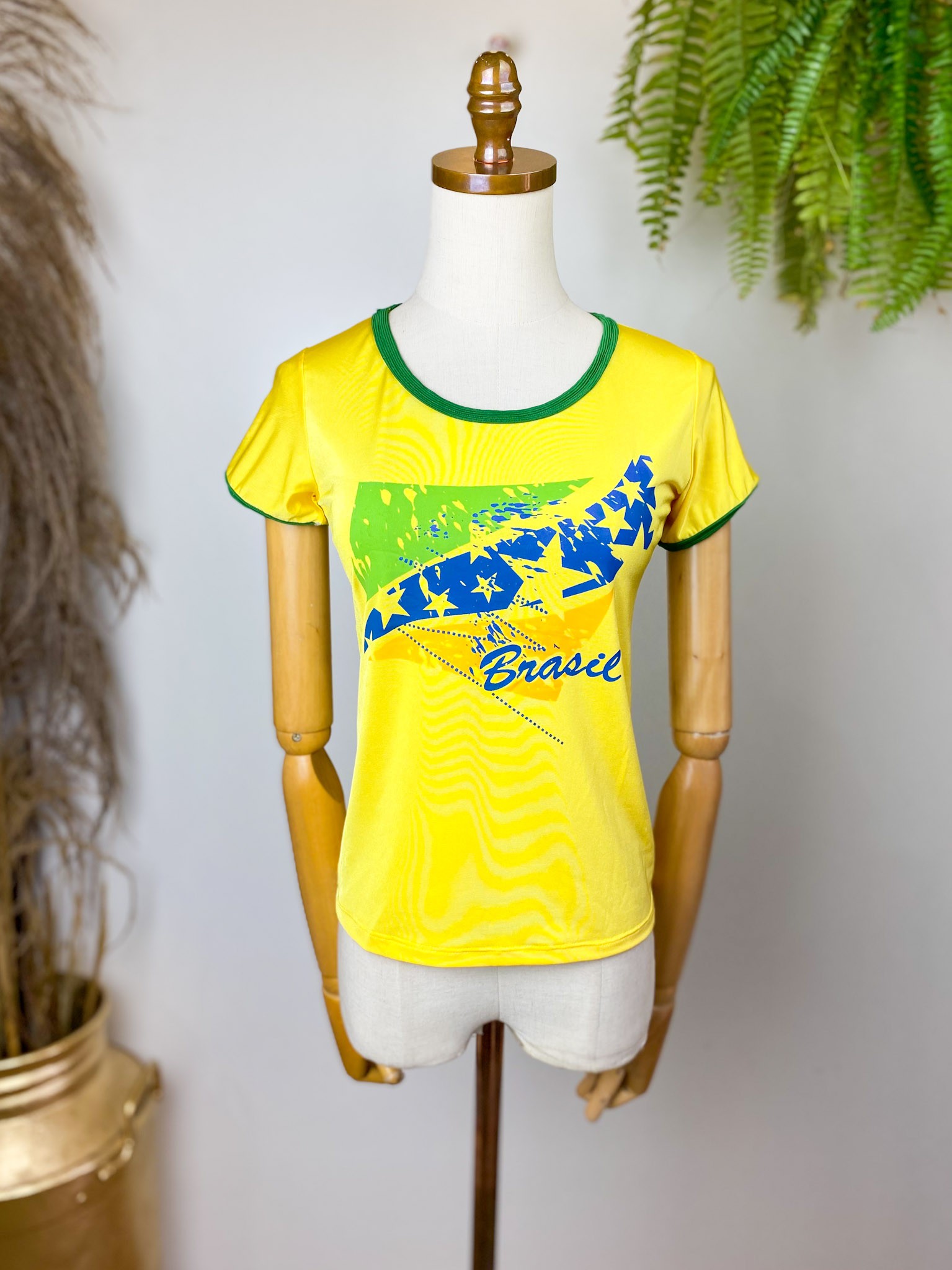 Camiseta Brasil Feminina Amarela - Dona Chica Brechó Online