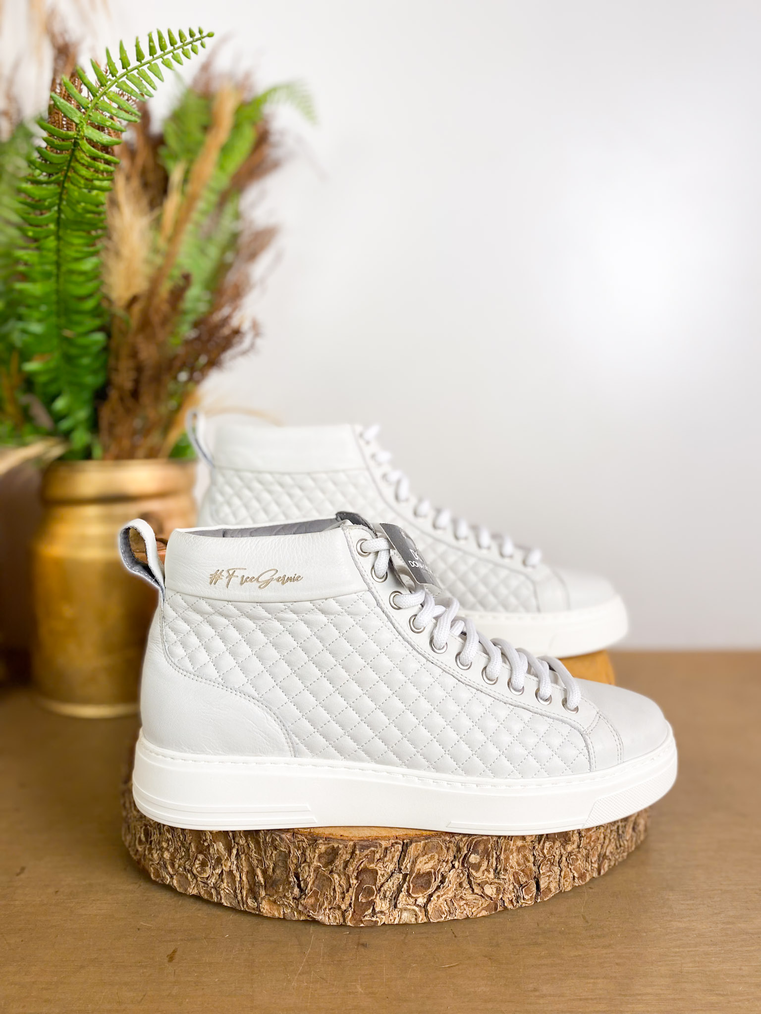 Tenis Botinha de Couro Gernie Off White Dona Chica Brecho Online