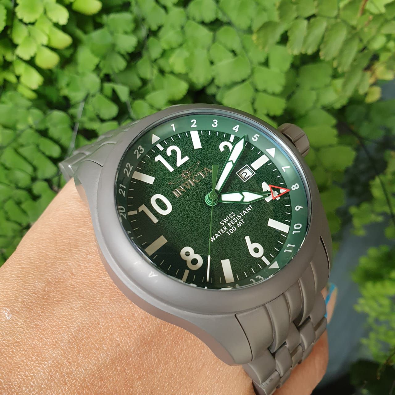 Relógio masculino Magnum prata, mostrador verde, analógico, com calendário.