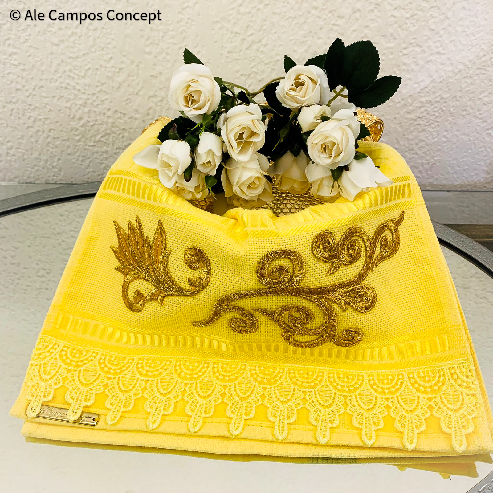 Toalha de Mão Amarela Bordado em Dourado - Ale Campos Concept
