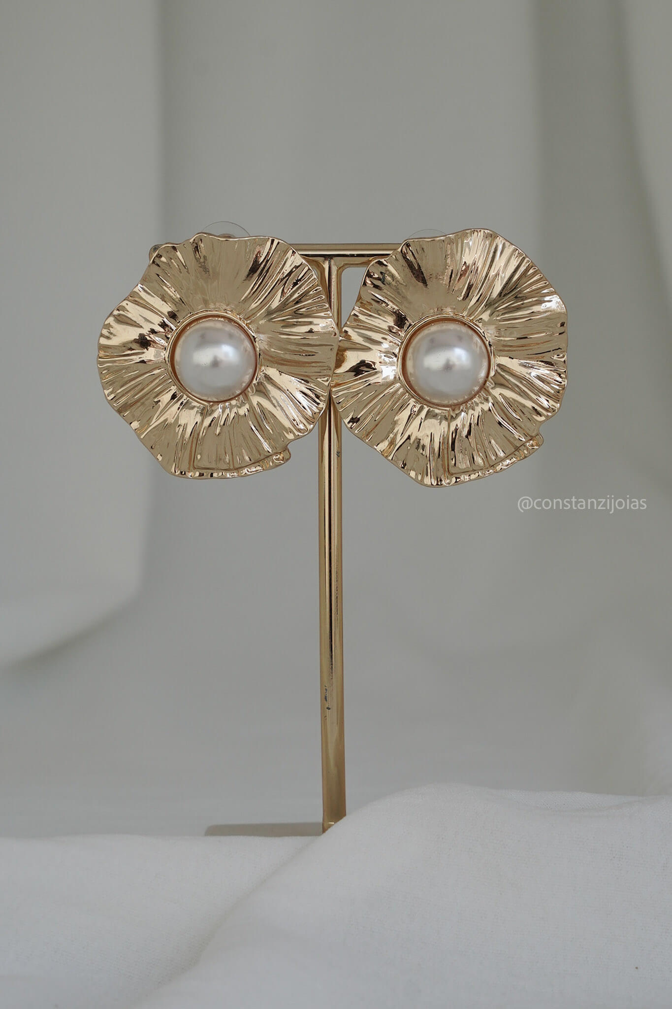 Brinco Pétala Dourado com Pérola Sintética – Design Floral - Acessórios ...