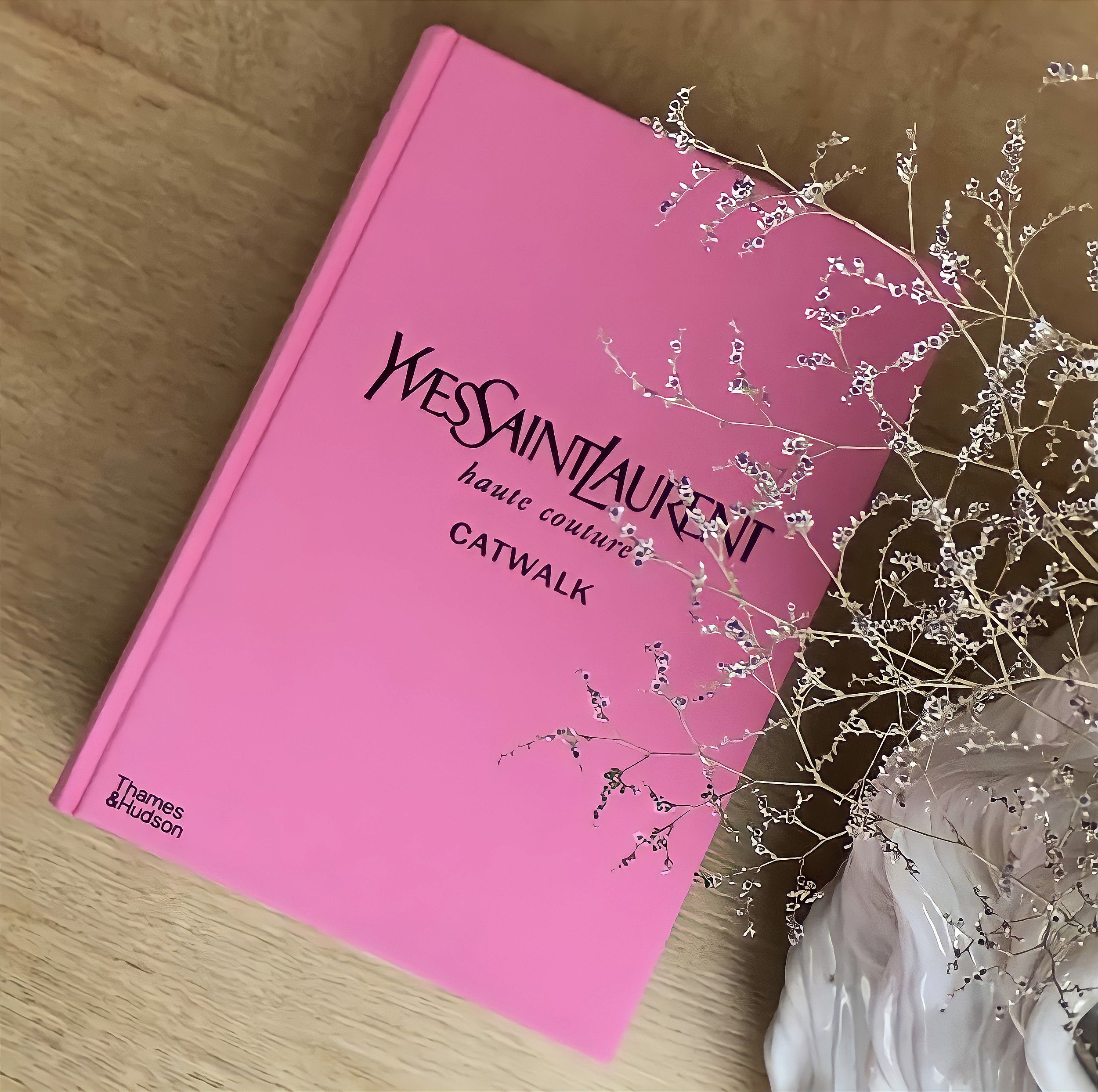 Caixa Livro Ysl Catwalk Grande