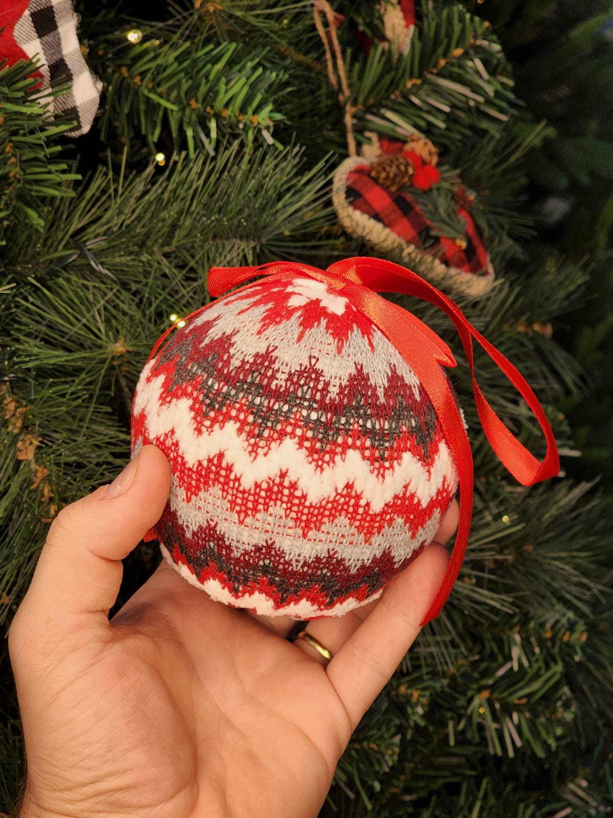 Jogo Com 3 Bolas de Natal Ø 12cm Vermelha Camurça Decorada - Papel Mache