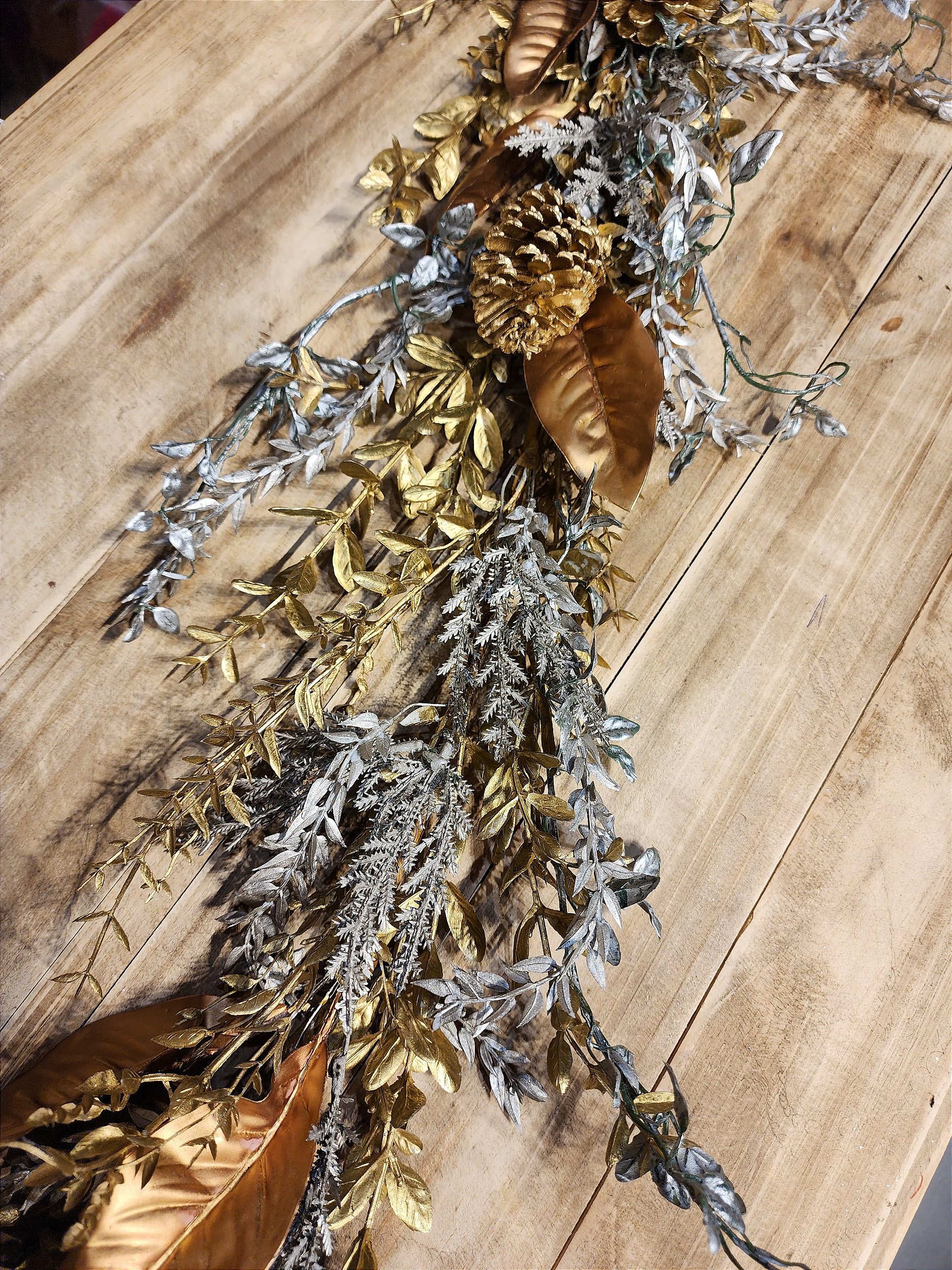 FESTÃO ARAMADO DECORADO FOLHAS E PINHAS DOURADO E CHAMPANHE 1,80CM ...