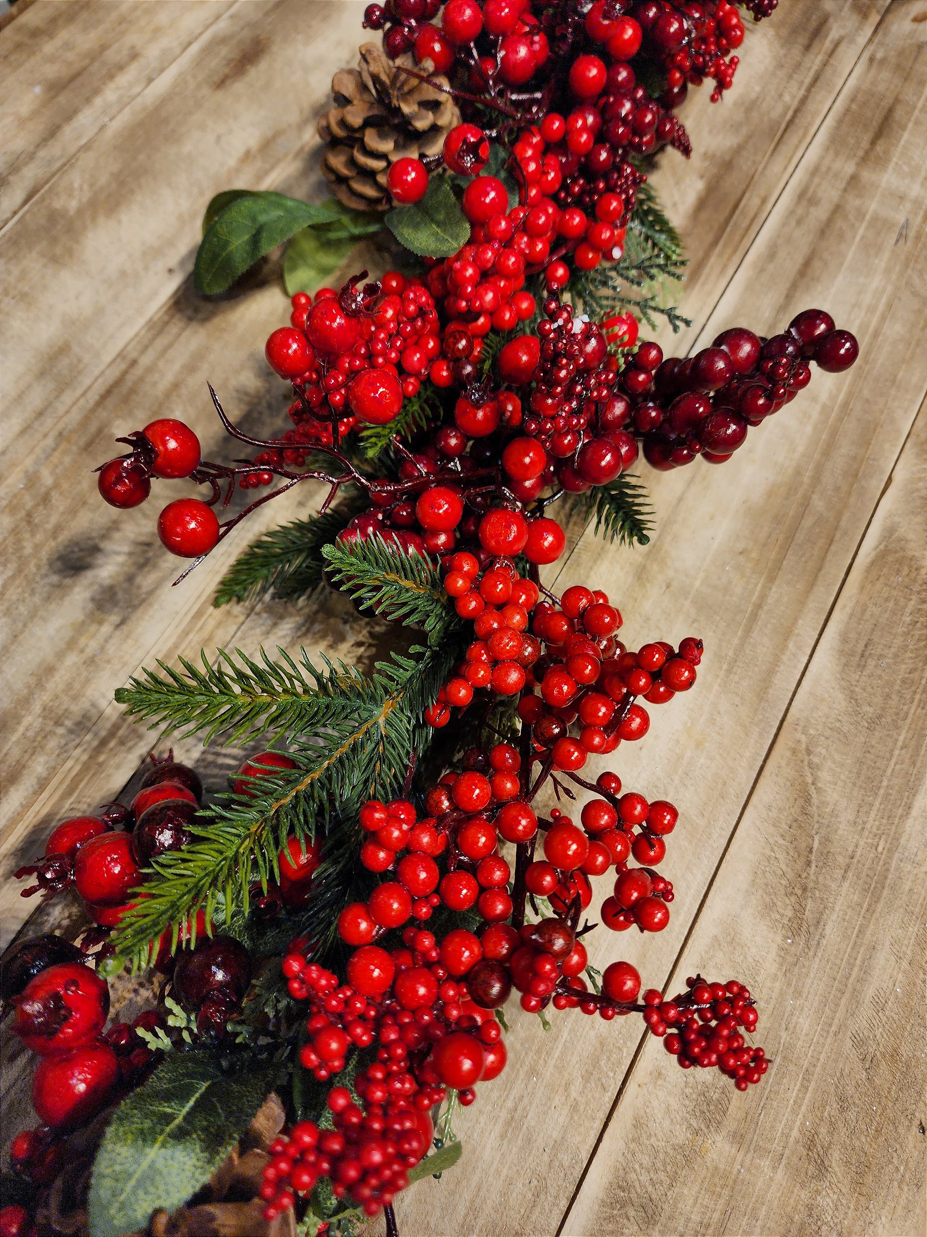 FESTÃO ARAMADO DECORADO COM BERRY E FOLHAGENS 1,80CM - Senhor Natal