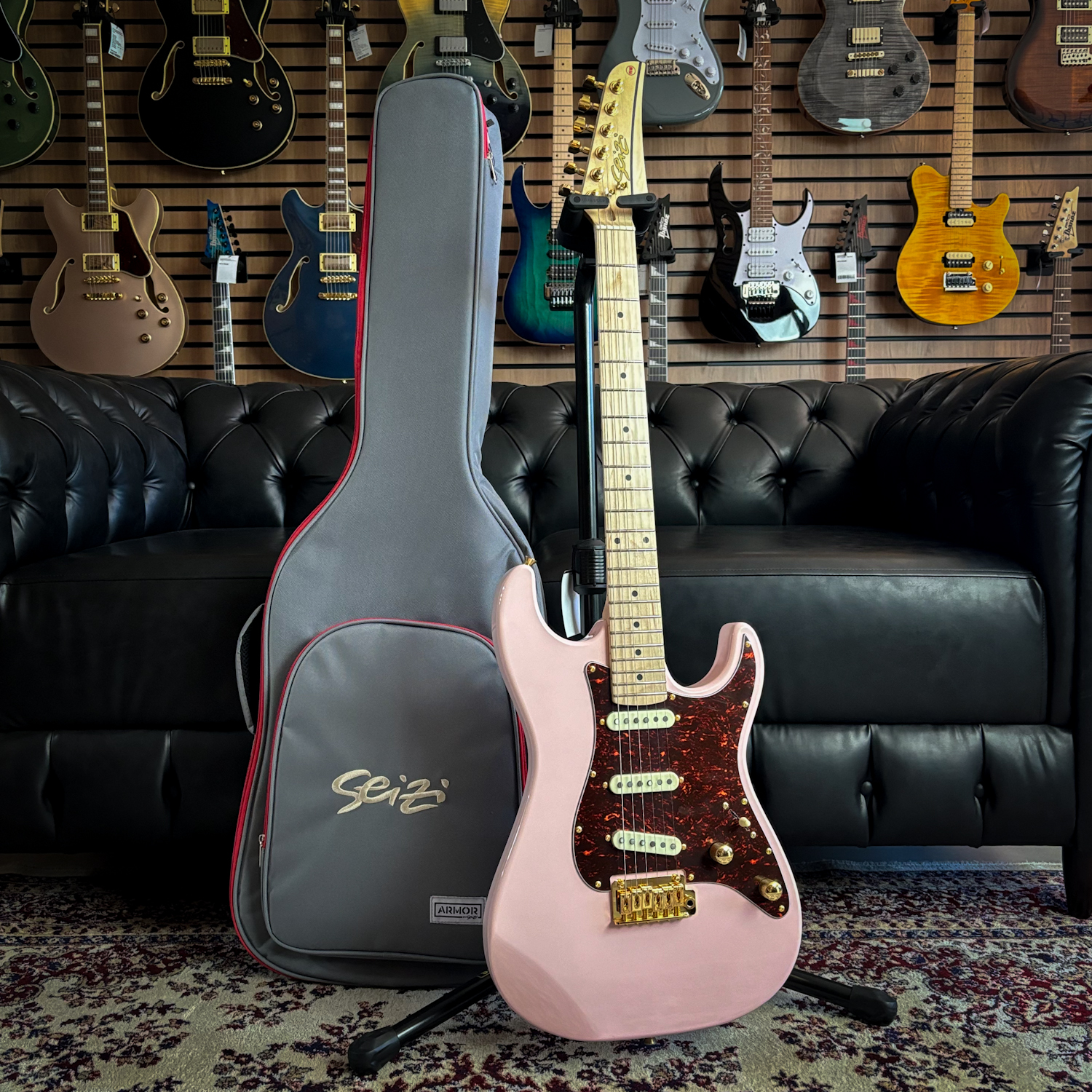 Guitarra Seizi Katana Yoru Pink Shell Gold c/ Bag - Guitar Shop CE