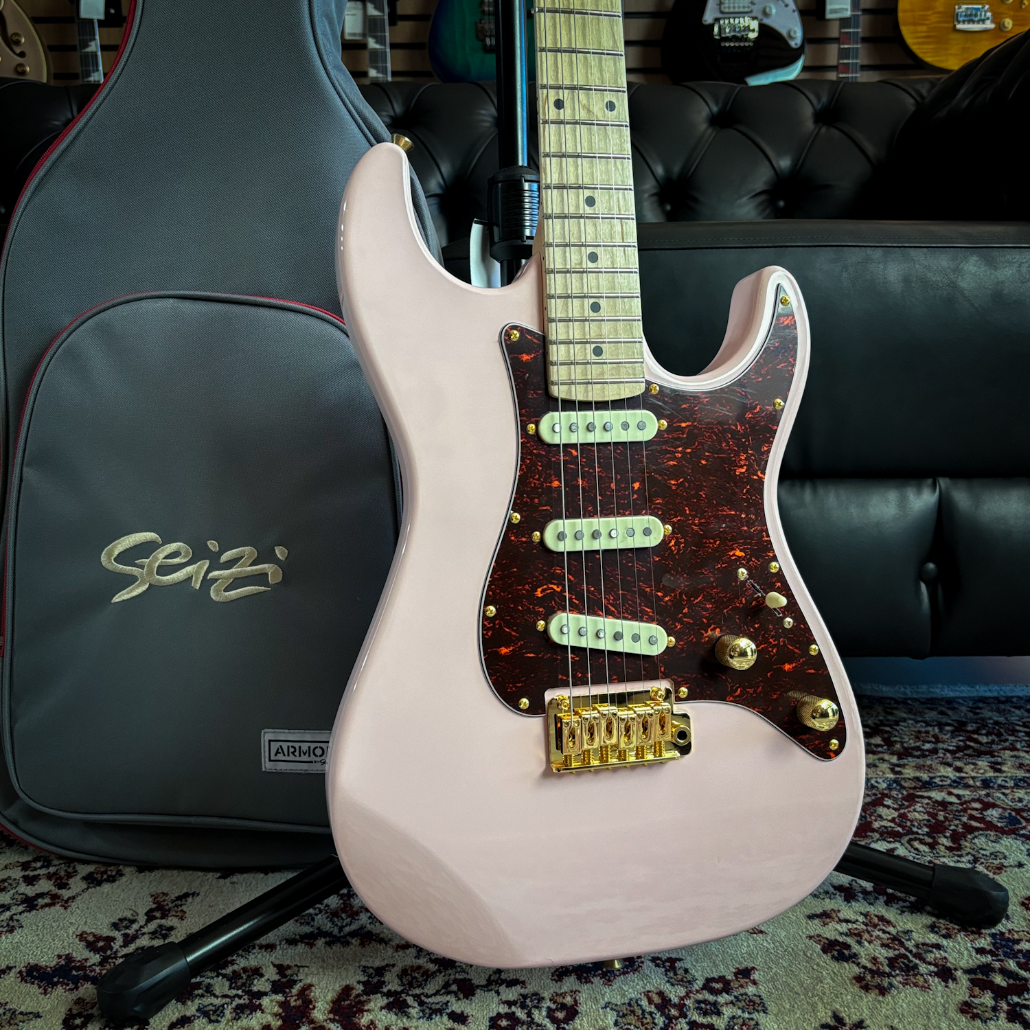 Guitarra Seizi Katana Yoru Pink Shell Gold c/ Bag - Guitar Shop CE
