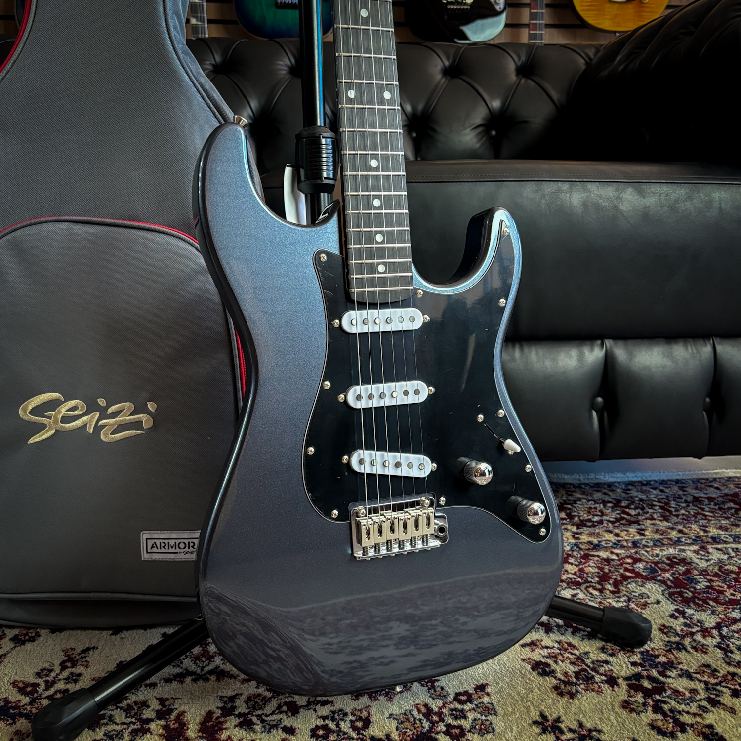 Guitarra Seizi Katana Yoru Black Metallic c/ Bag - Guitar Shop CE