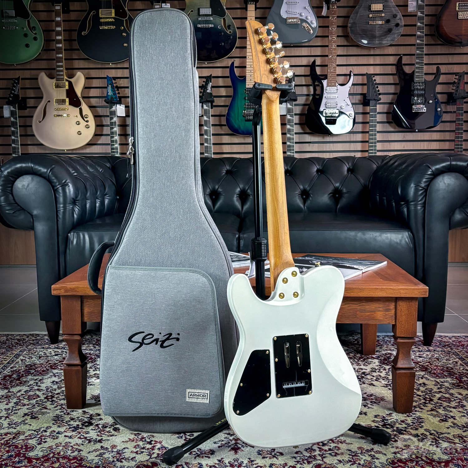 Guitarra Seizi Katana Sakura Pearl White Gold Roasted Maple c/ Bag