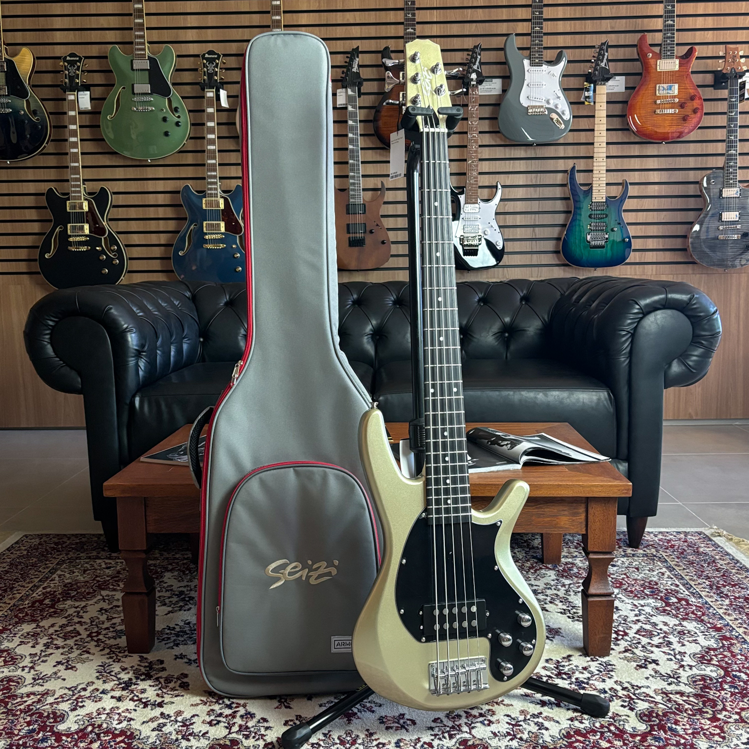 Baixo 5 Cordas Seizi Titan 5 Titanium c/ bag - Guitar Shop CE